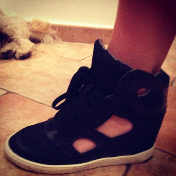 Cantareata are o pereche de pantofi sport cu aerisire pe care ii foloseste in concerte