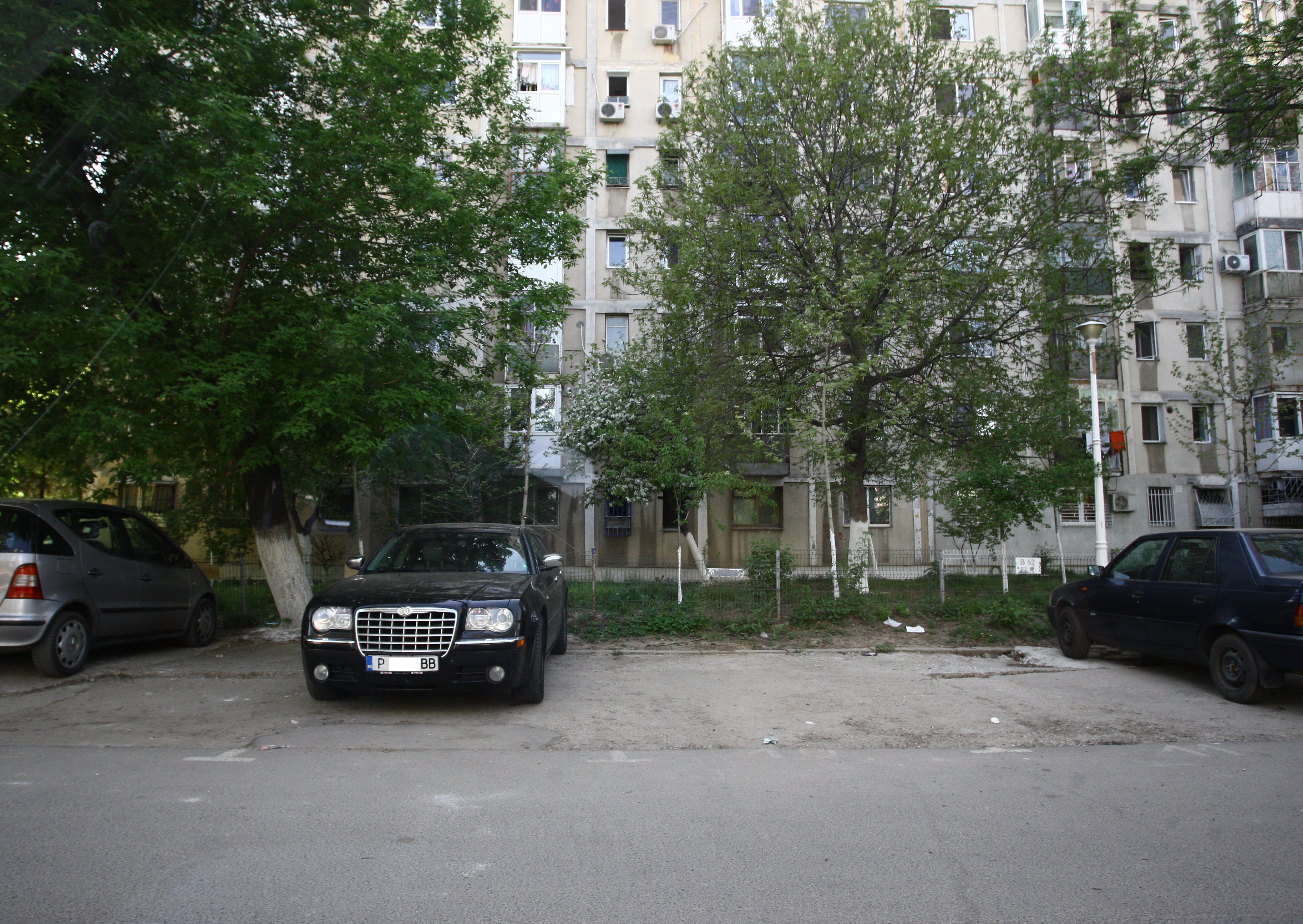 Masina lui Stefan Stan, in spatele blocului in care locuieste mama sa