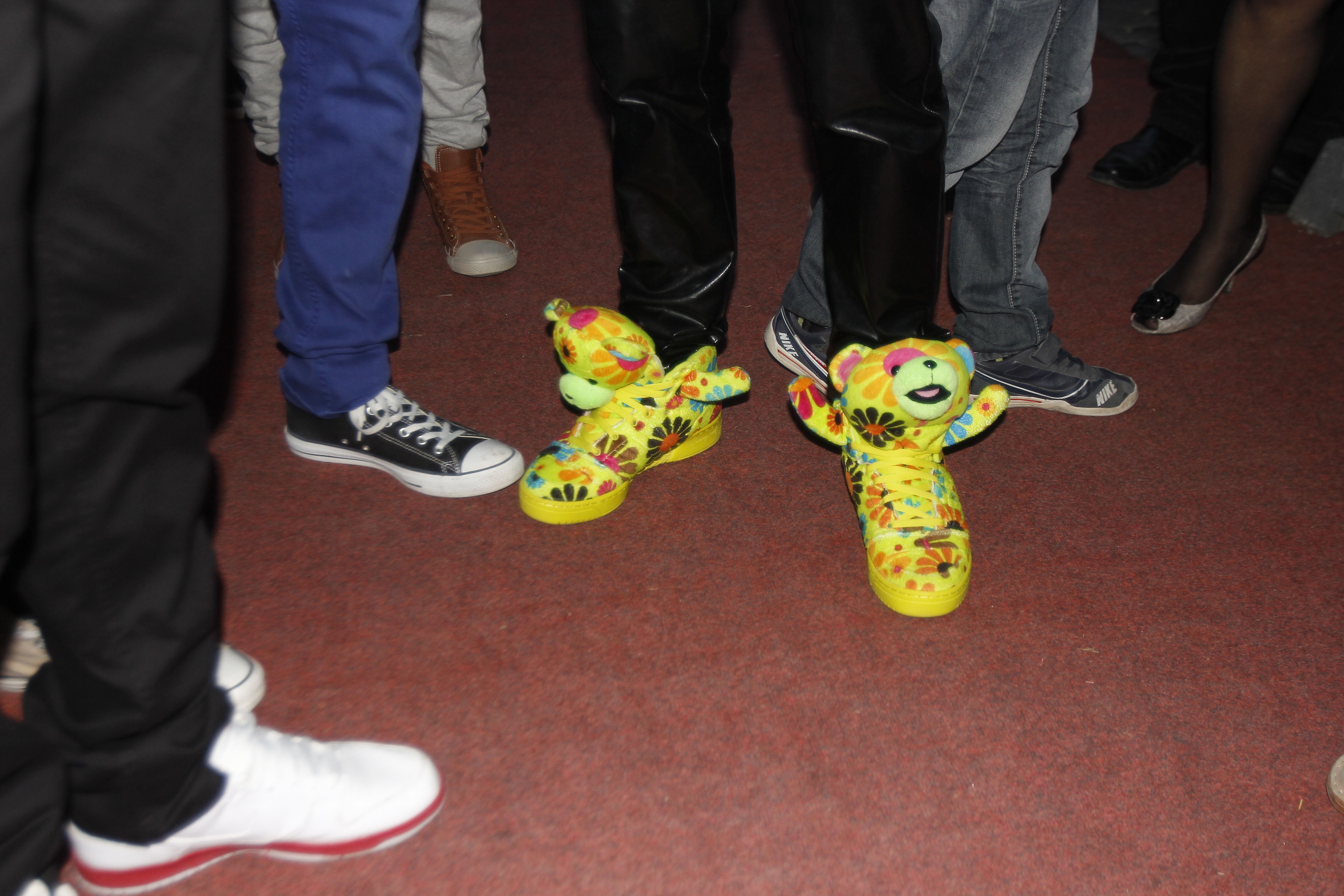 Alex Velea a aparut cu acesti adidasi la o gala a premiilor muzicale