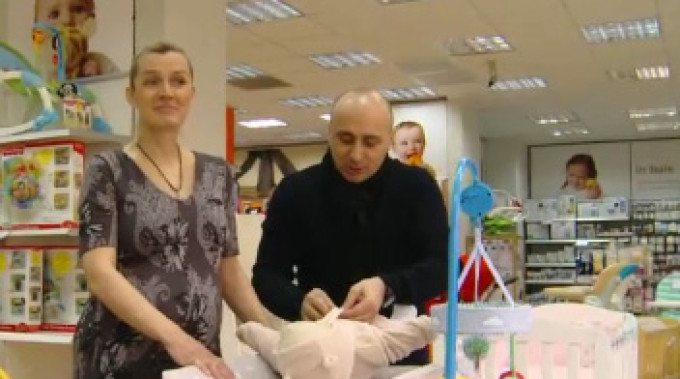 Artistul si sotia fac saptamanal cumparaturi pentru bebelusul ce se va naste peste cateva luni