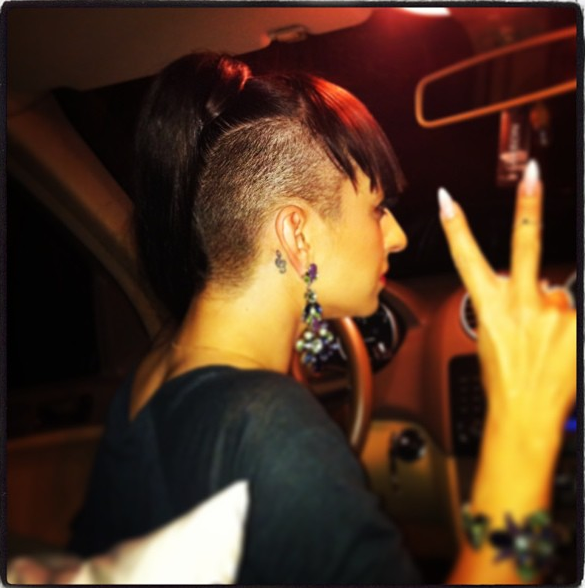 Giulia a parut cu jumatate din cap ras