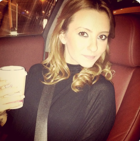 Artista a decis pentru o perioada scurta de timp sa isi lase parul la culoarea lui naturala