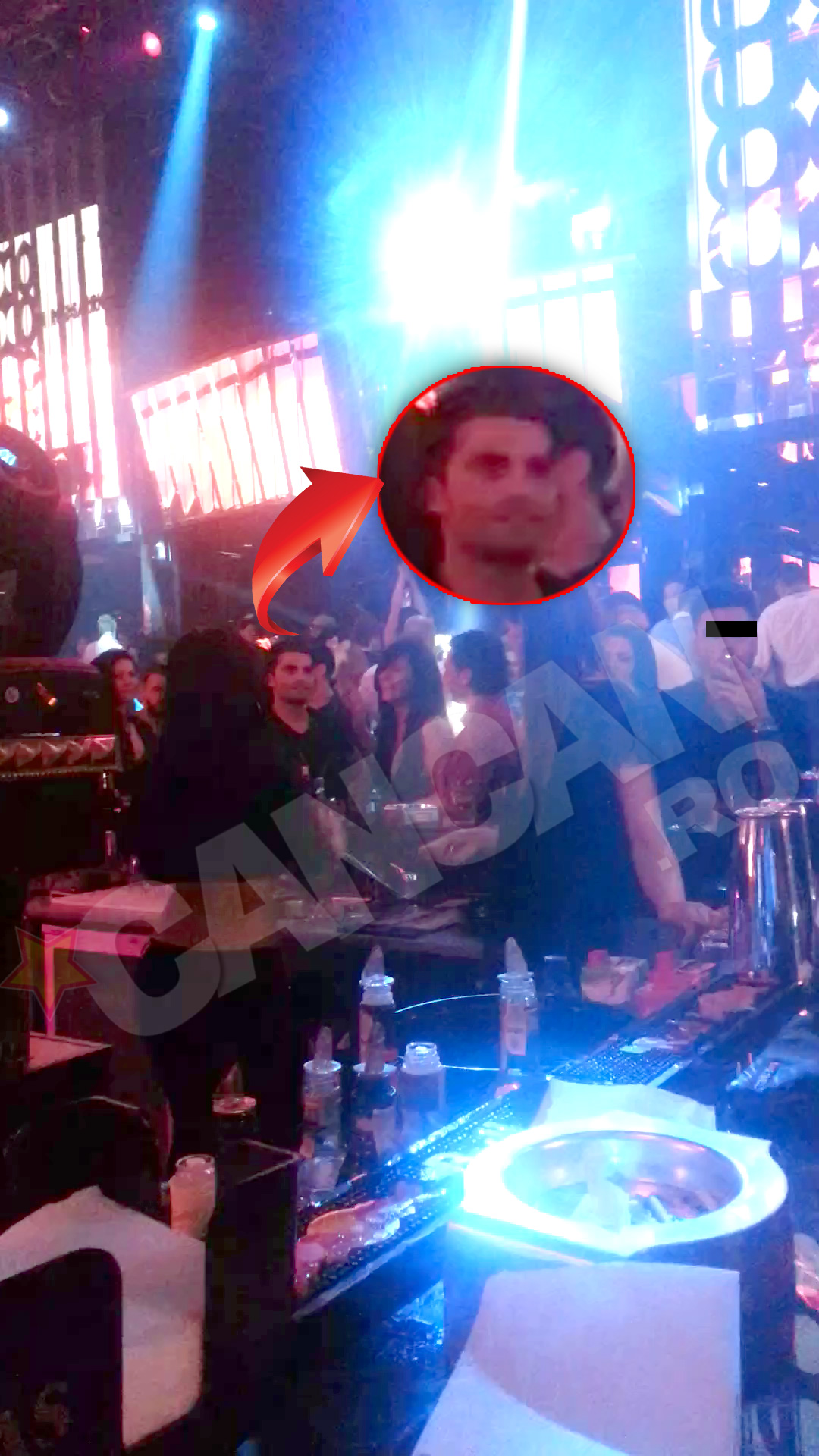 Artistul nu a ramas indiferent la formele apetisante ale barmanitei