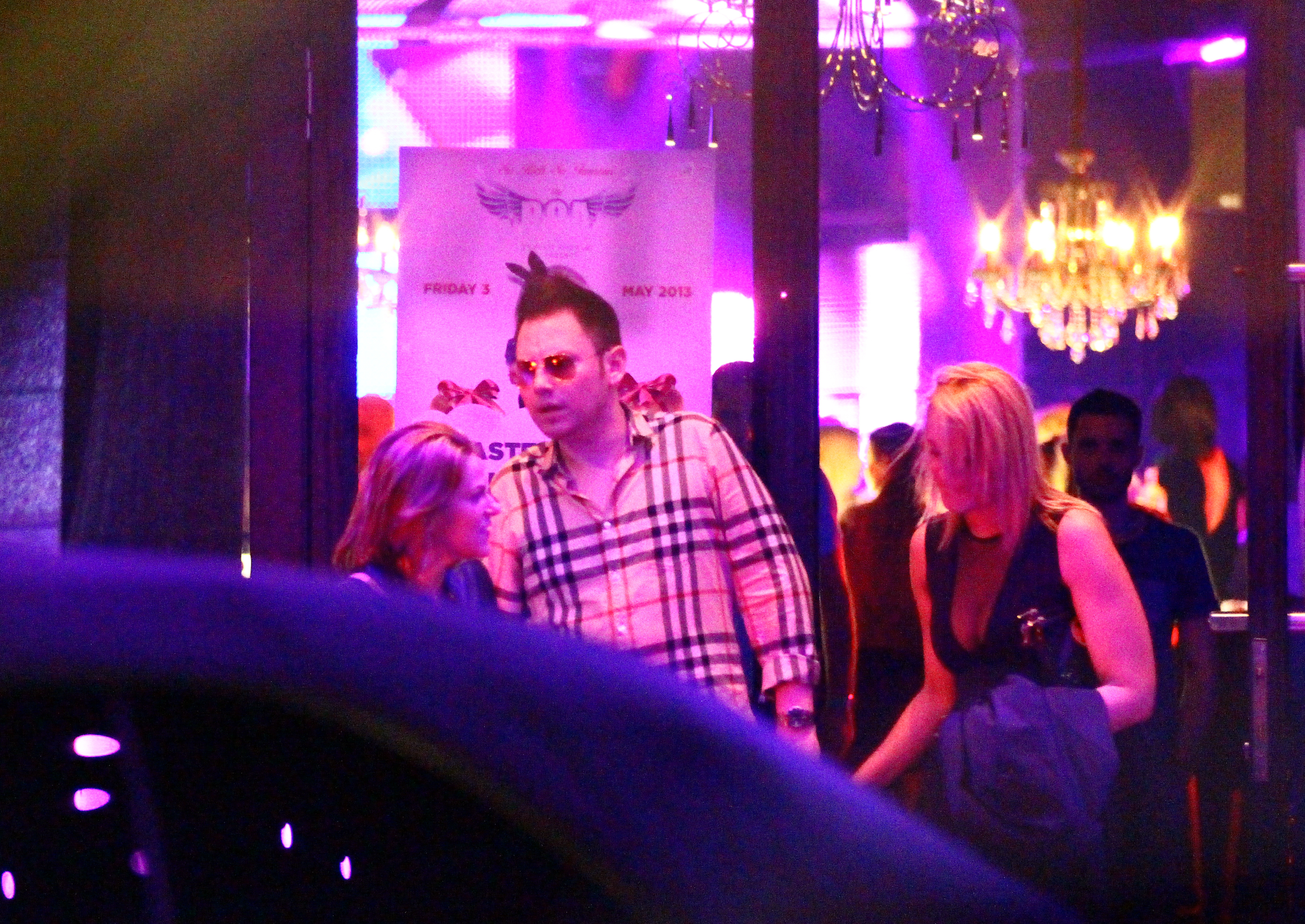 Tanarul iese din club alaturi de doua blonde