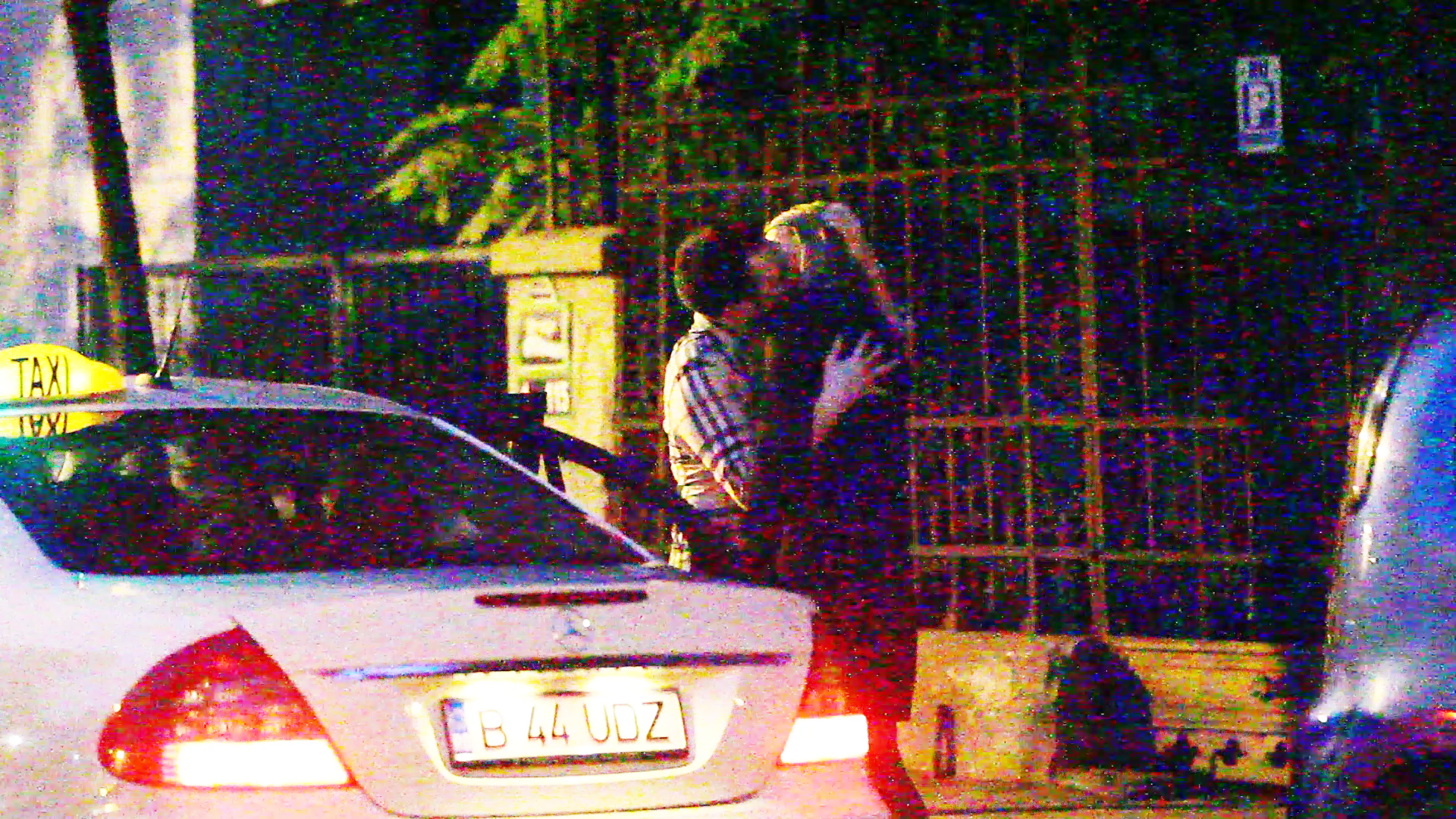 Cei doi se saruta in fata casei lui Versace