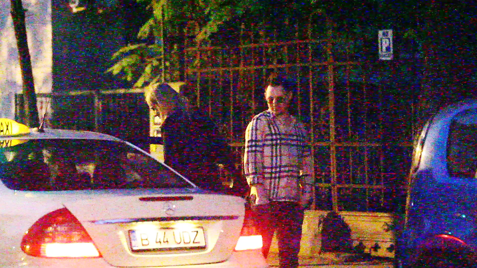 Tanarul se uita dupa iubita lui in timp ce acesta urca in masina