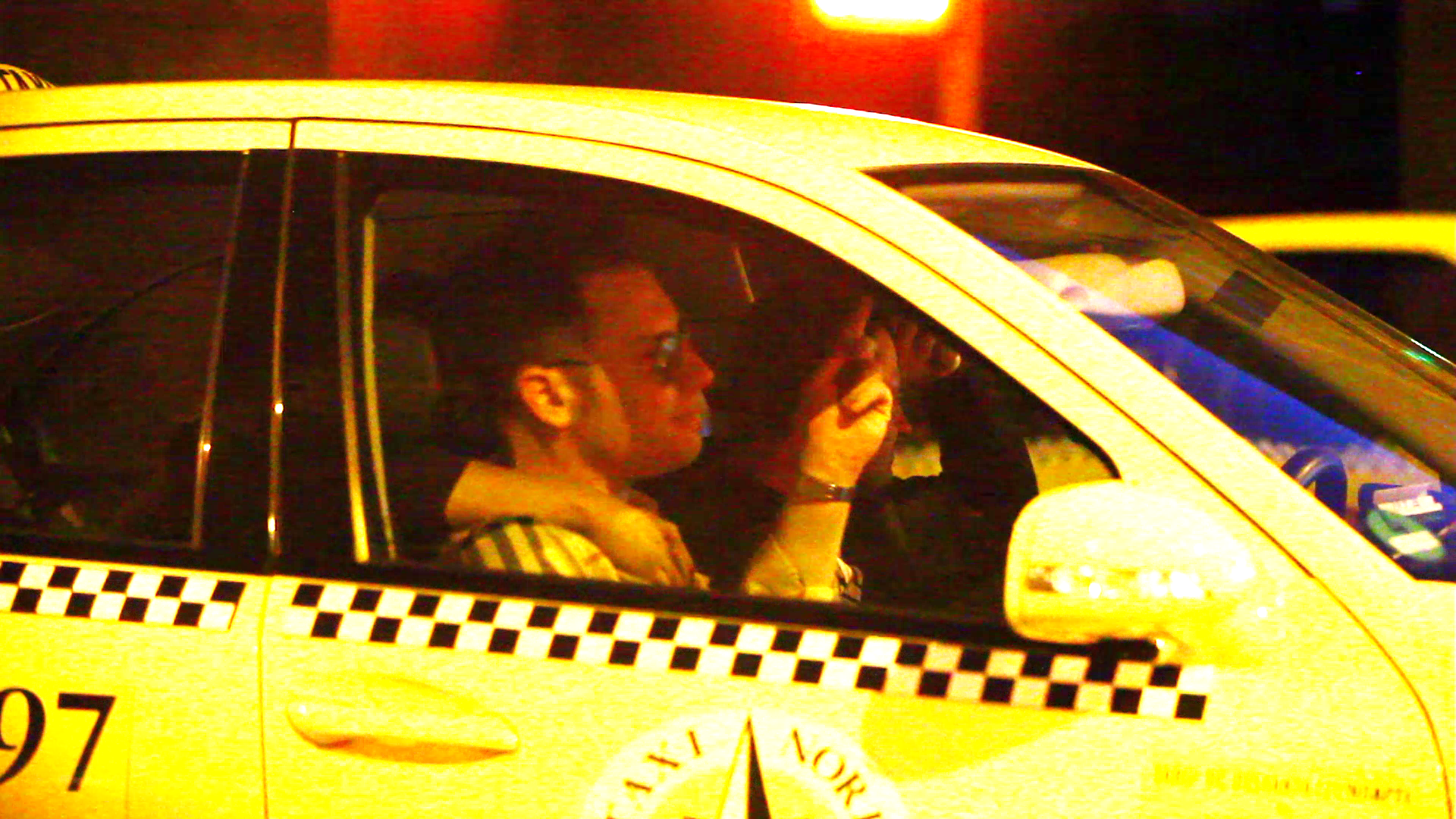 In taxi tanara se lipise de gatul lui Versace