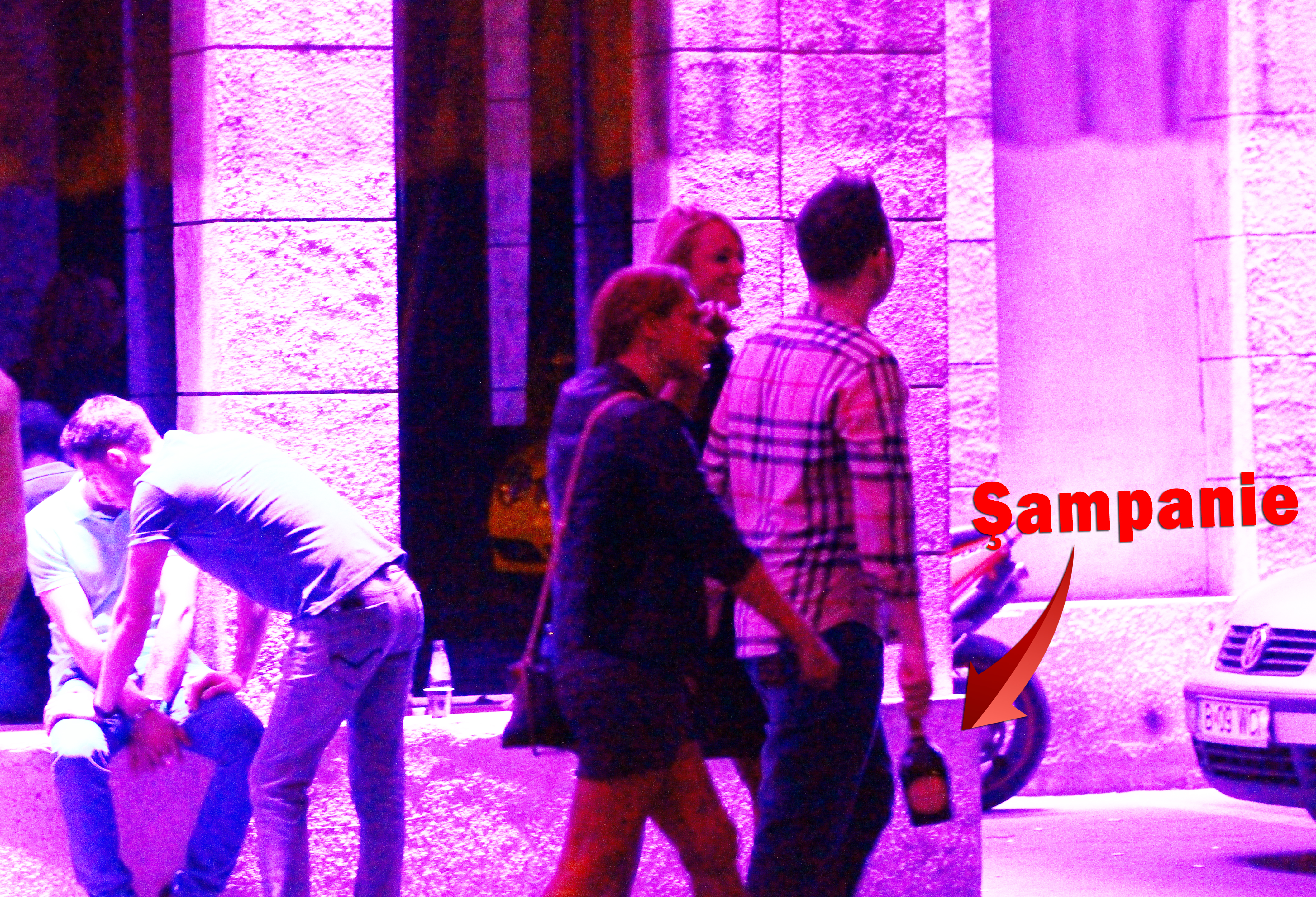 Cei trei cauta un taxi