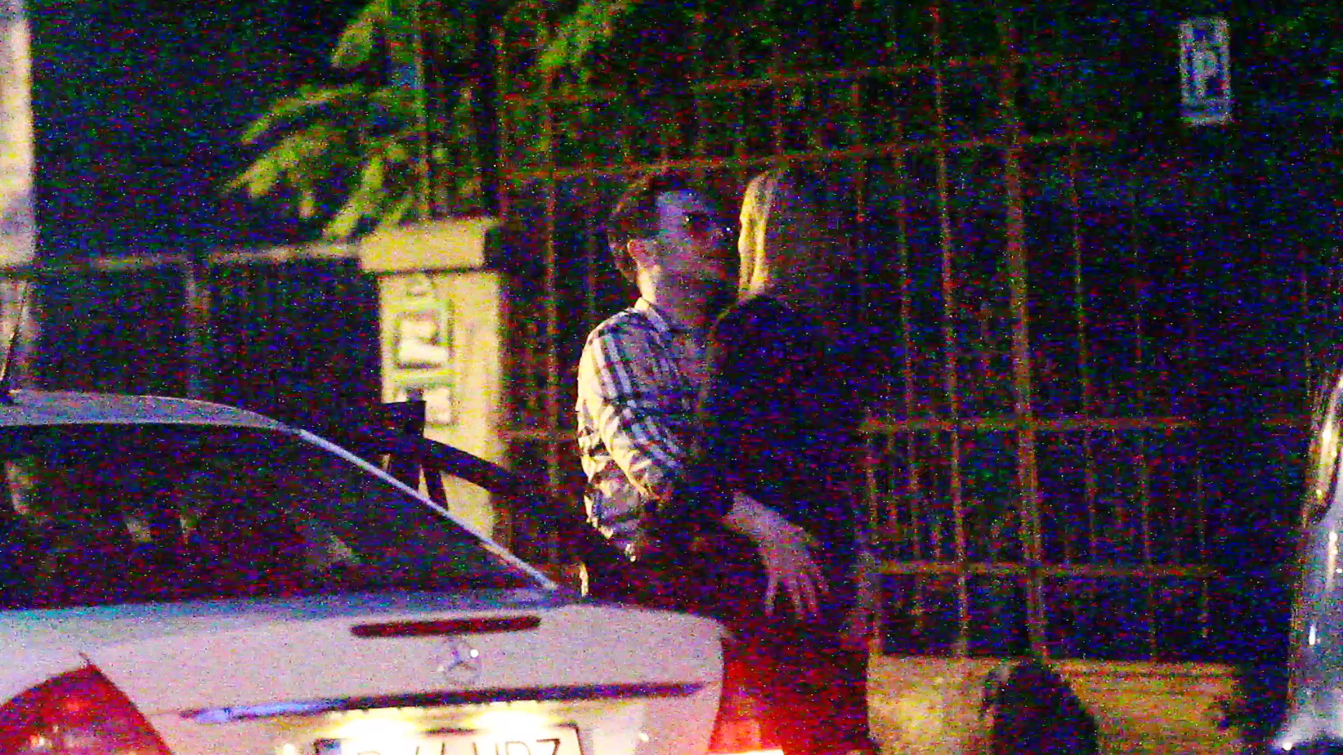 Versace o ciupeste de fund pe tanara