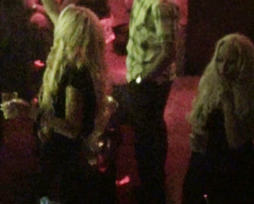 Simona trimite bezele prin club