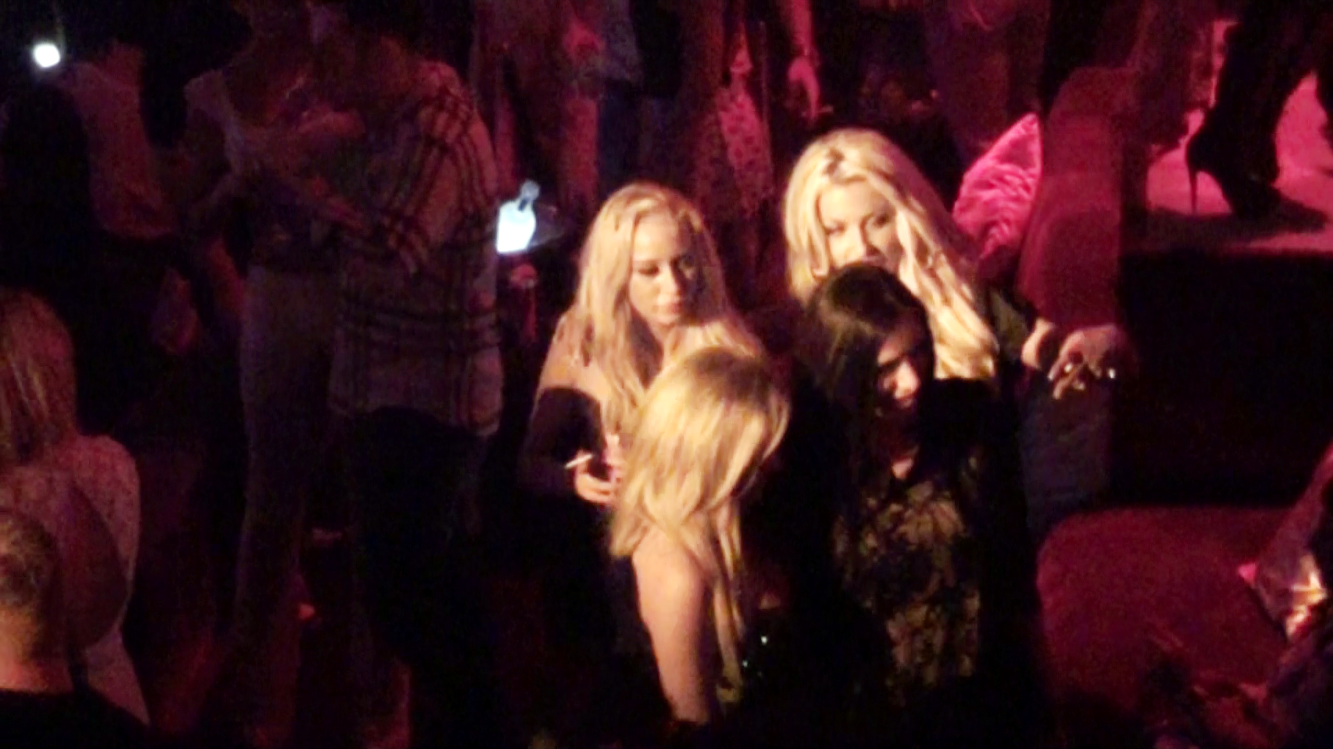 Blonda a venit in club alaturi de prietenele ei