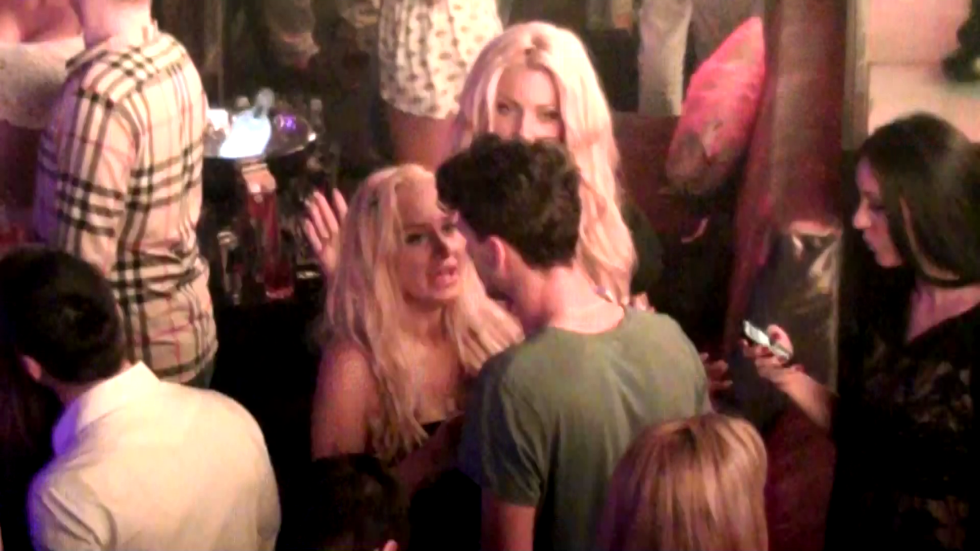 Simona se opreste sa vorbeasca cu un tanar