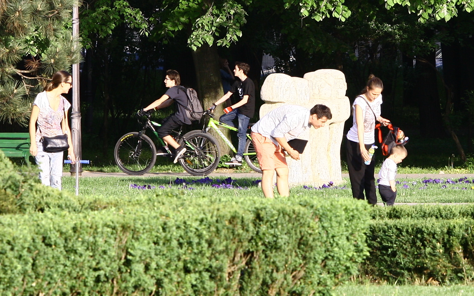 Sportivul a profitat de vremea frumoasa pentru a iesi cu nepotul lui in parc