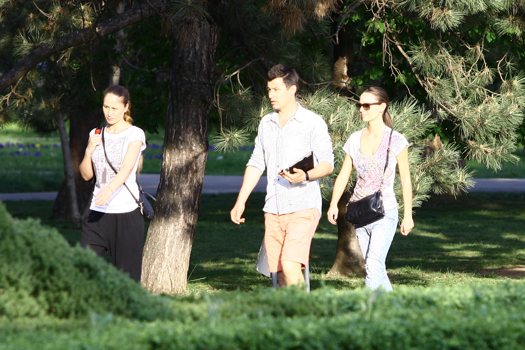 Fotbalistul alaturi de sora si iubita lui