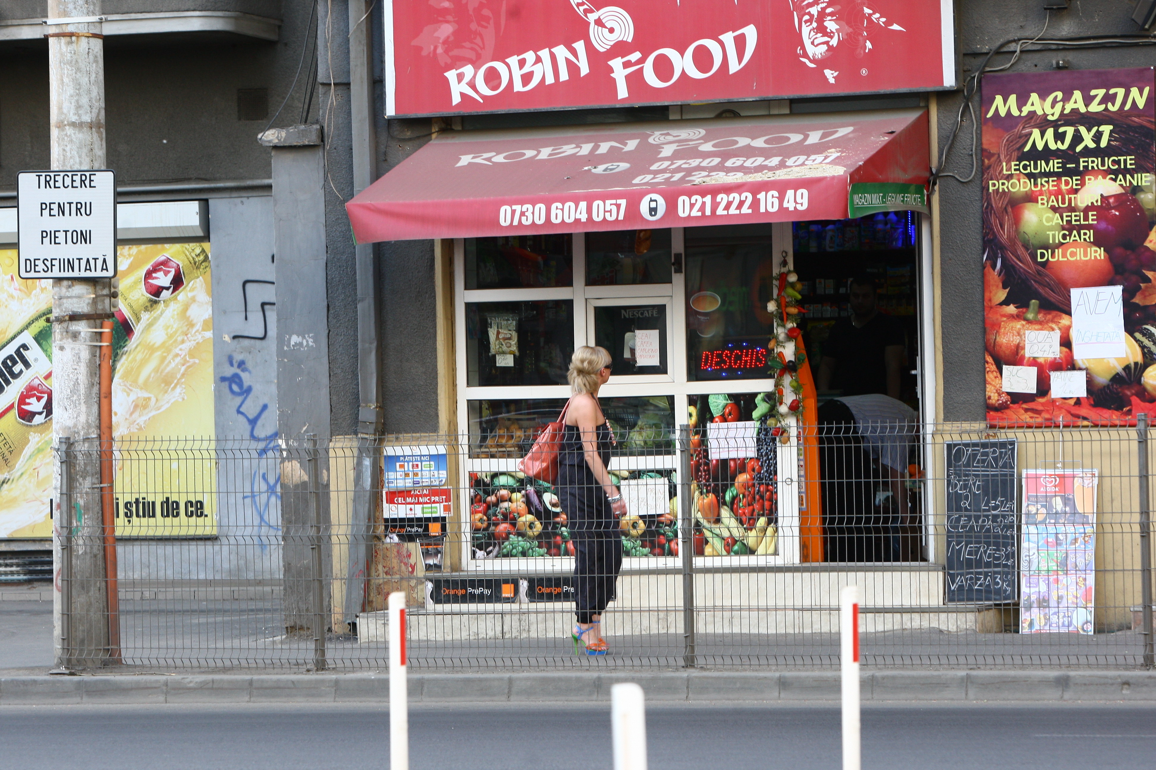 Simona a intrat in toate magazinele ca sa salute vanzatoarele