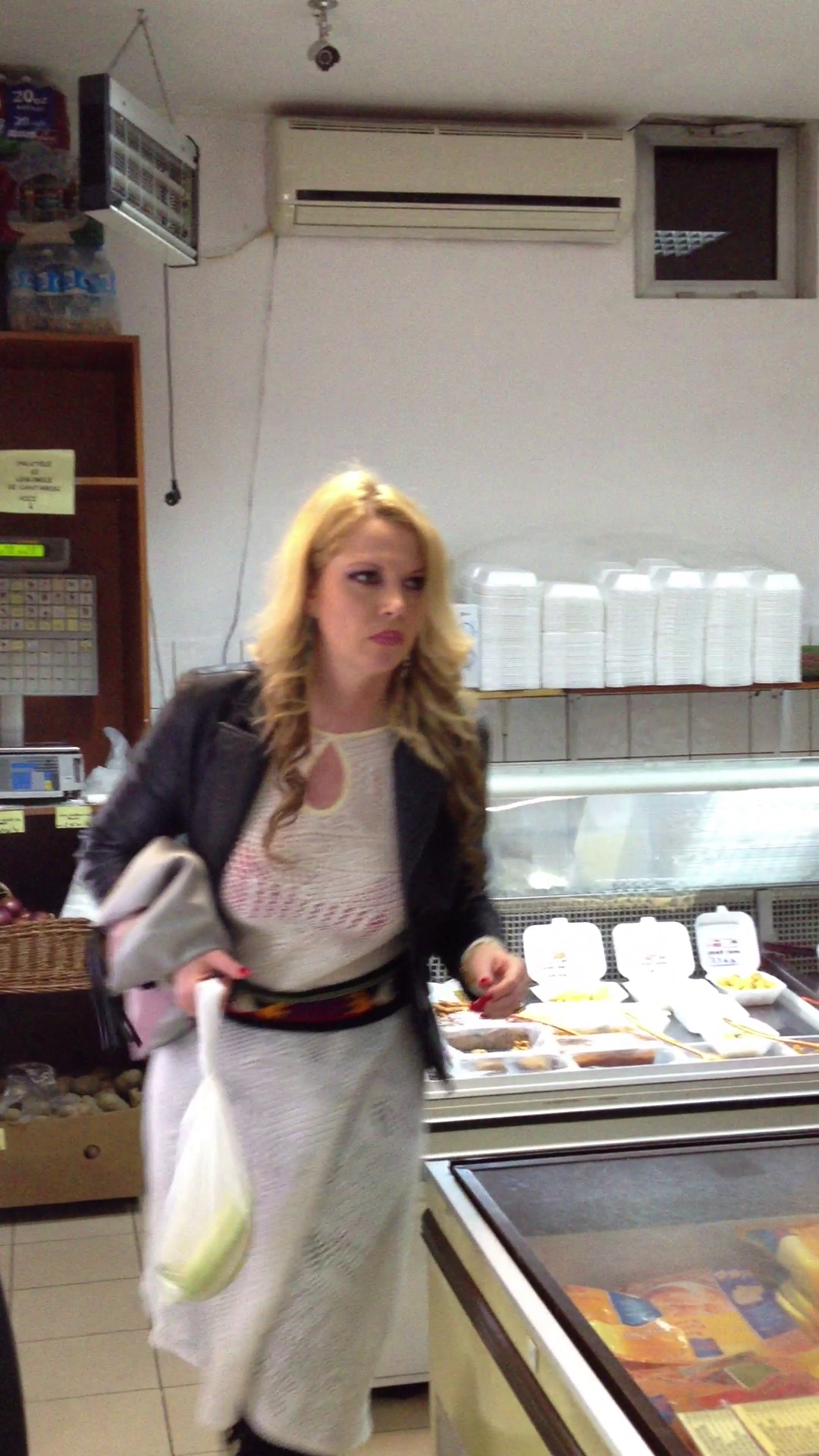 In lupta cu kilogramele in plus, Oana Lis a recurs la o dieta pe baza de banane si iaurt