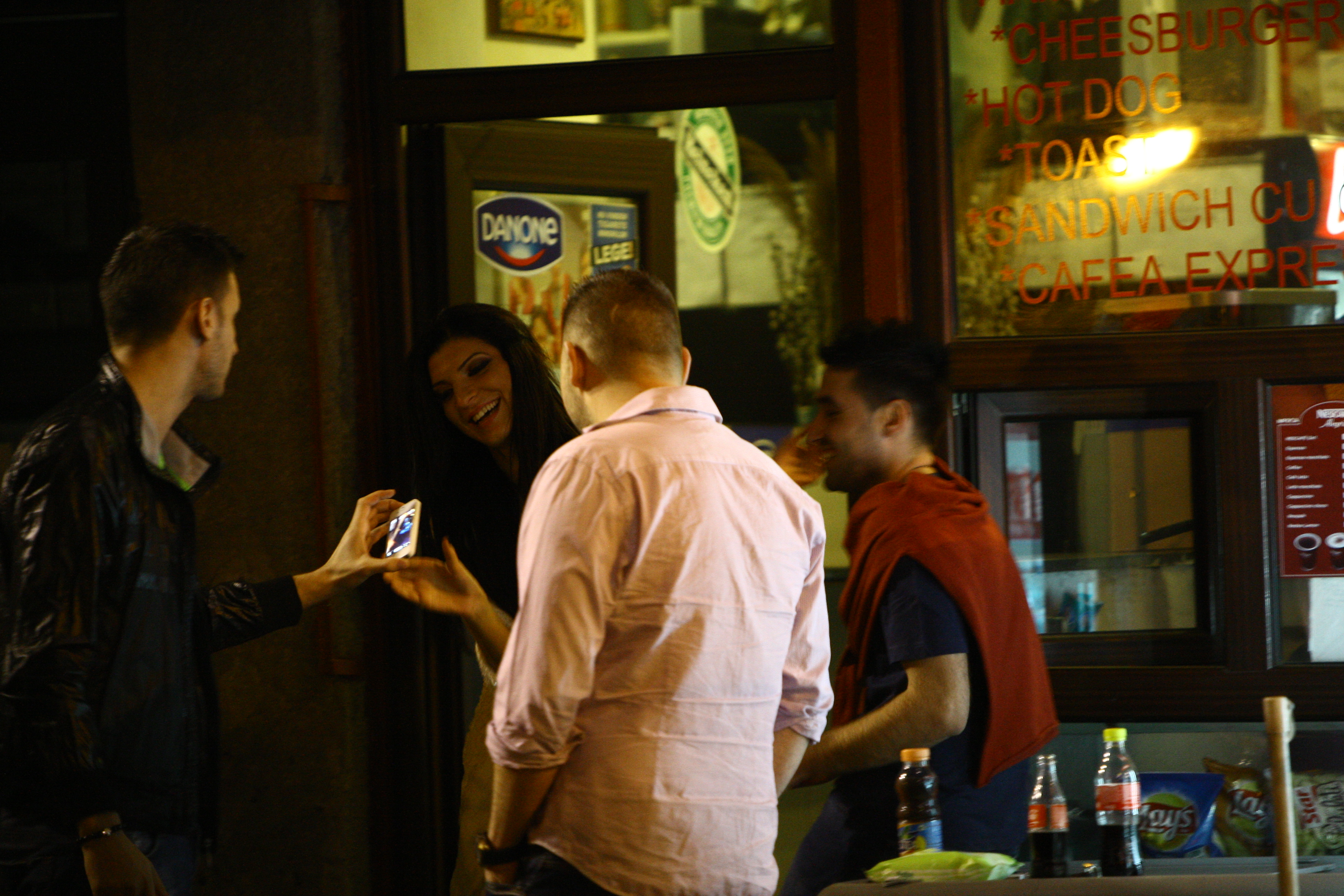 Cat timp a asteptat ca mancarea sa fie gata, Andreea s-a fotografiat cu cativa prieteni