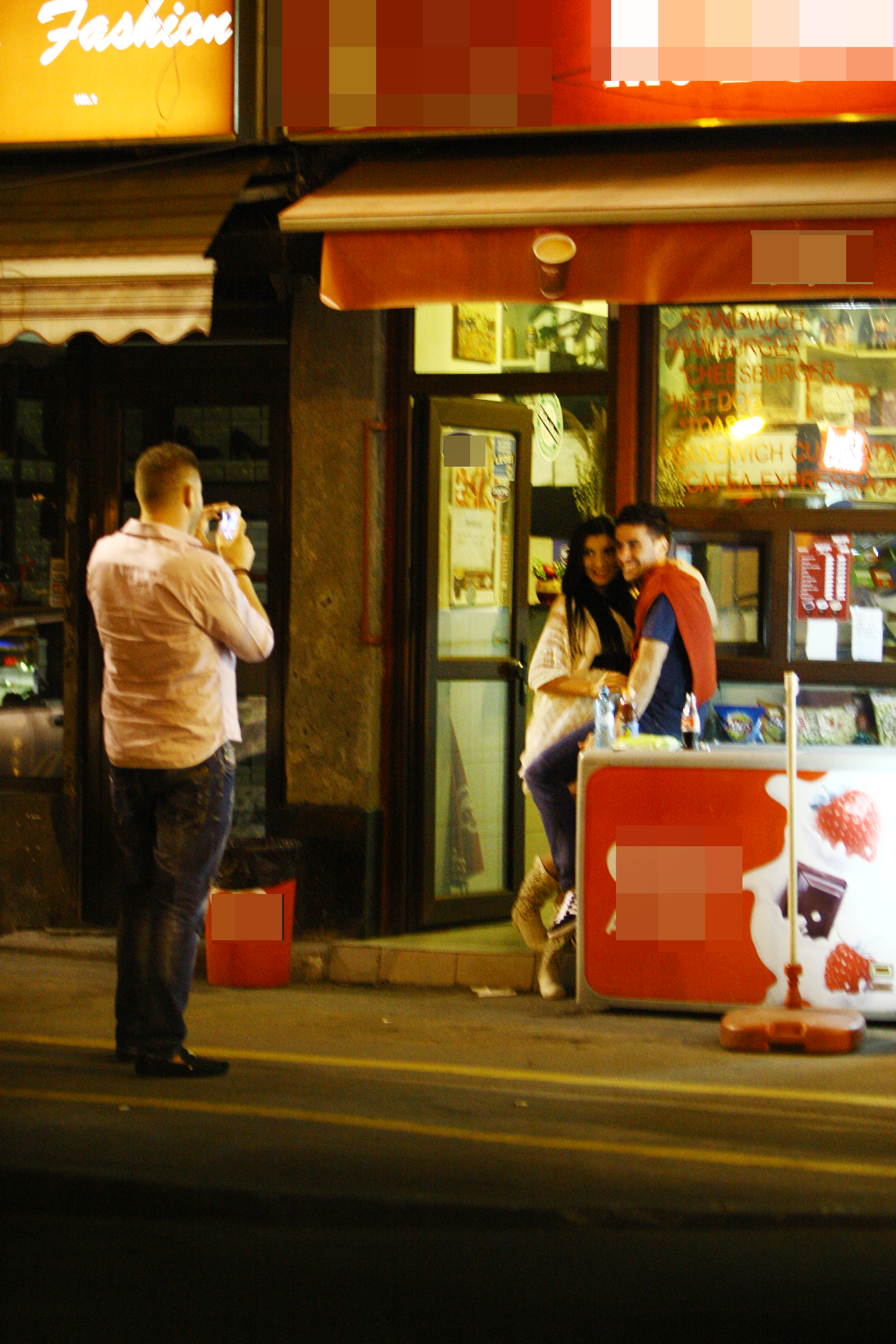 Unul dintre barbati se ofera sa le faca poze