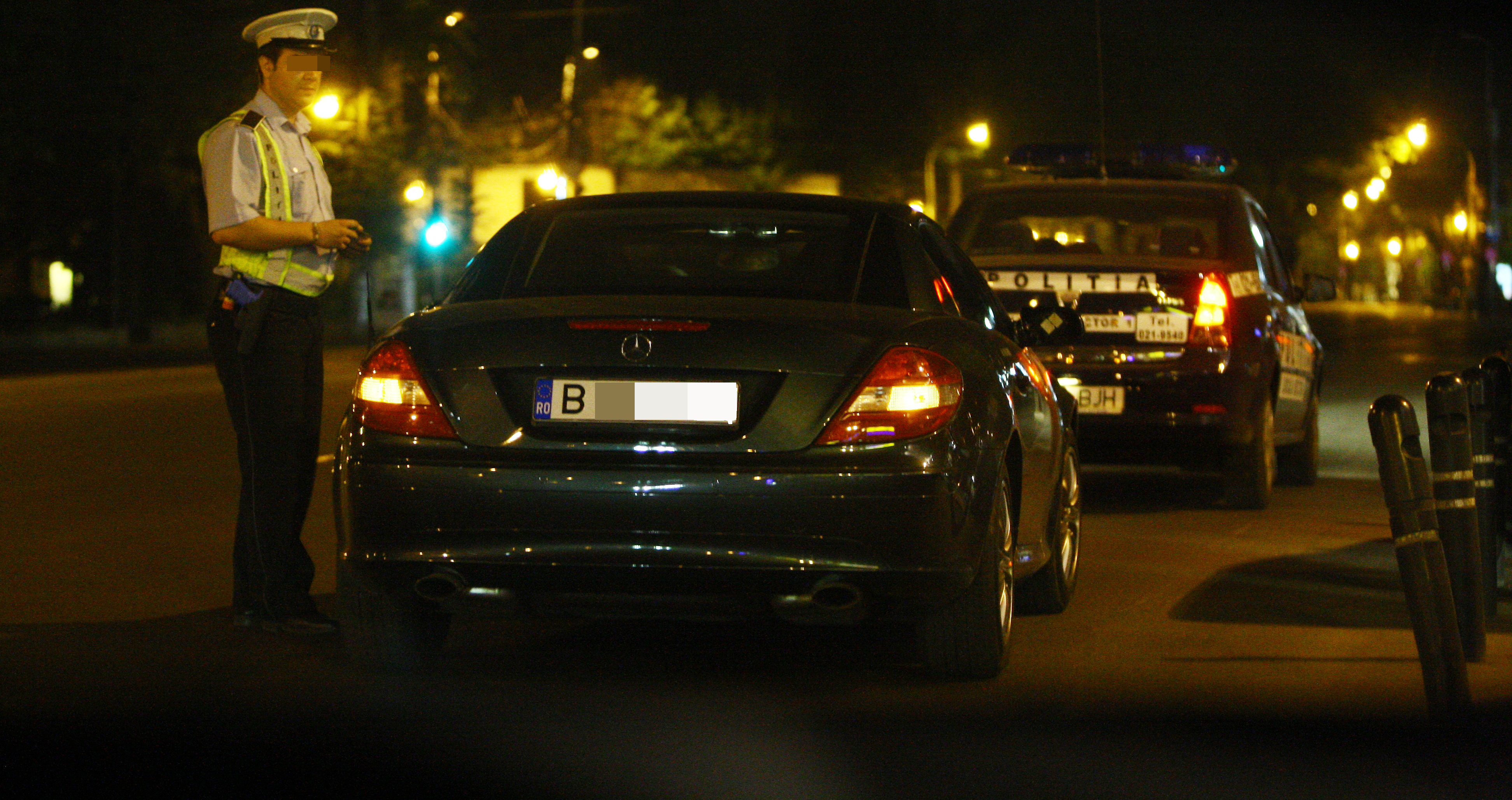 Pentru ca era parcata neregulamentar, un politist a venit la masina Sanzianei