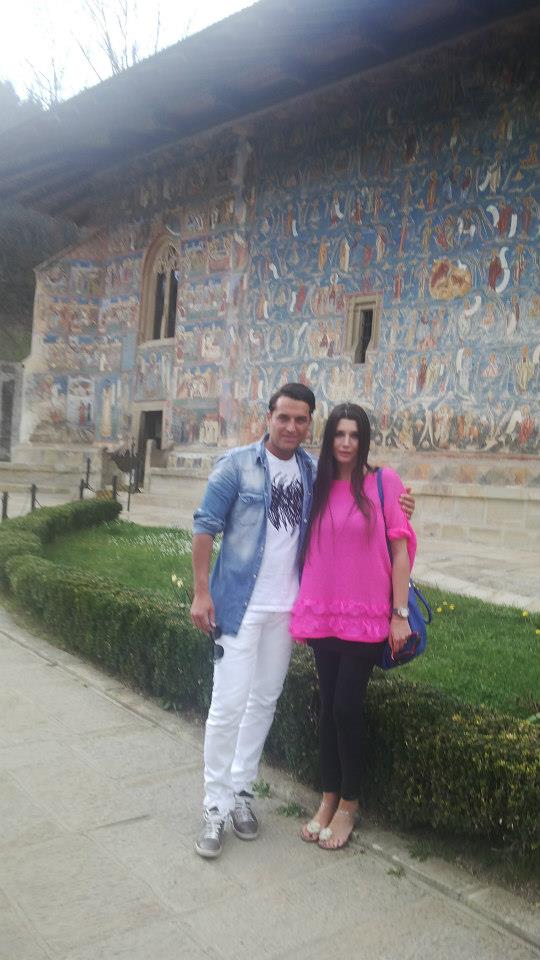 Elena Basescu si sotul ei s-au fotografiat langa mai multe manastiri din Bucovina