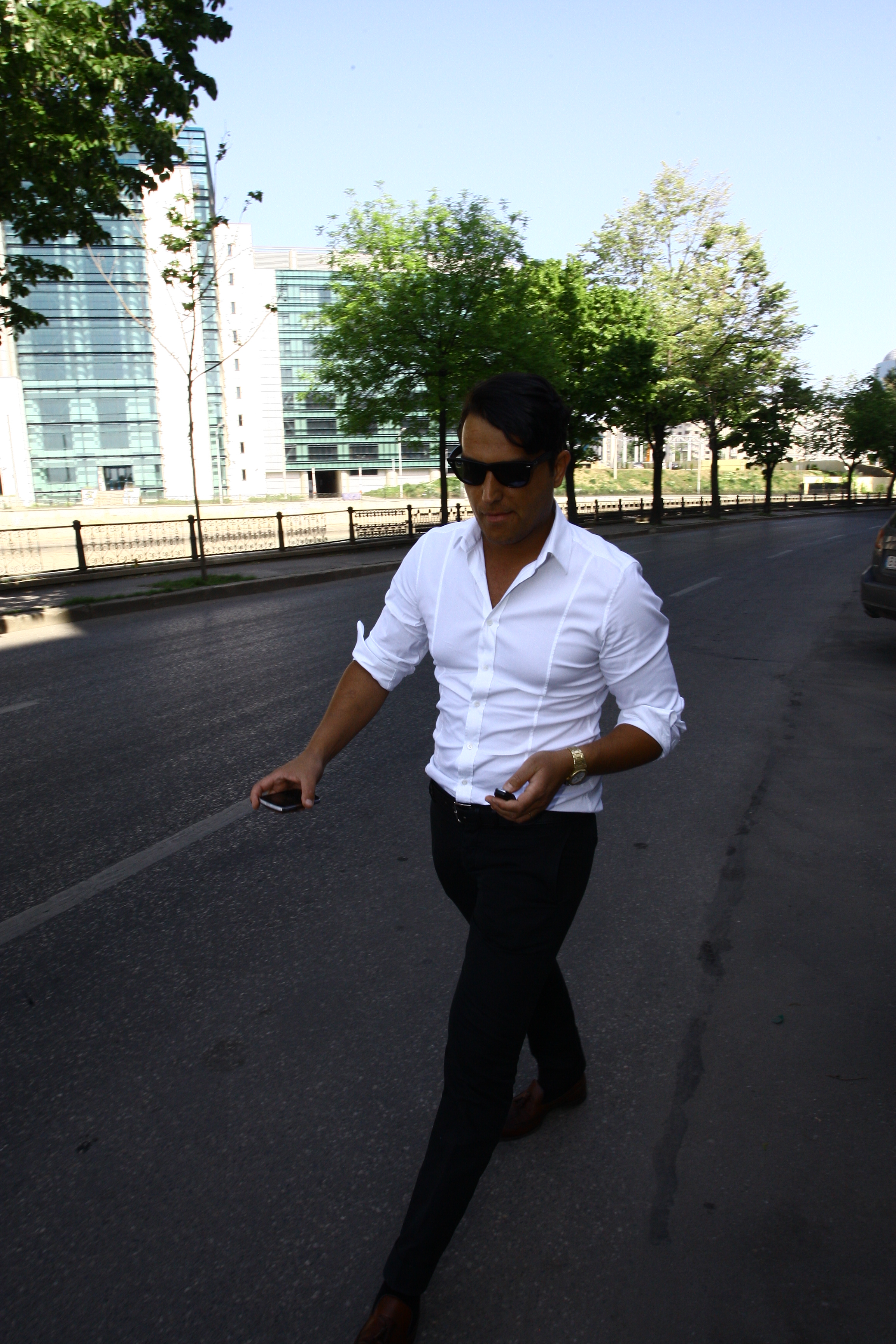 In Capitala, Bogdan Ionescu si-a schimbat complet infatisarea, umbland prin oras imbracat extrem de elegant