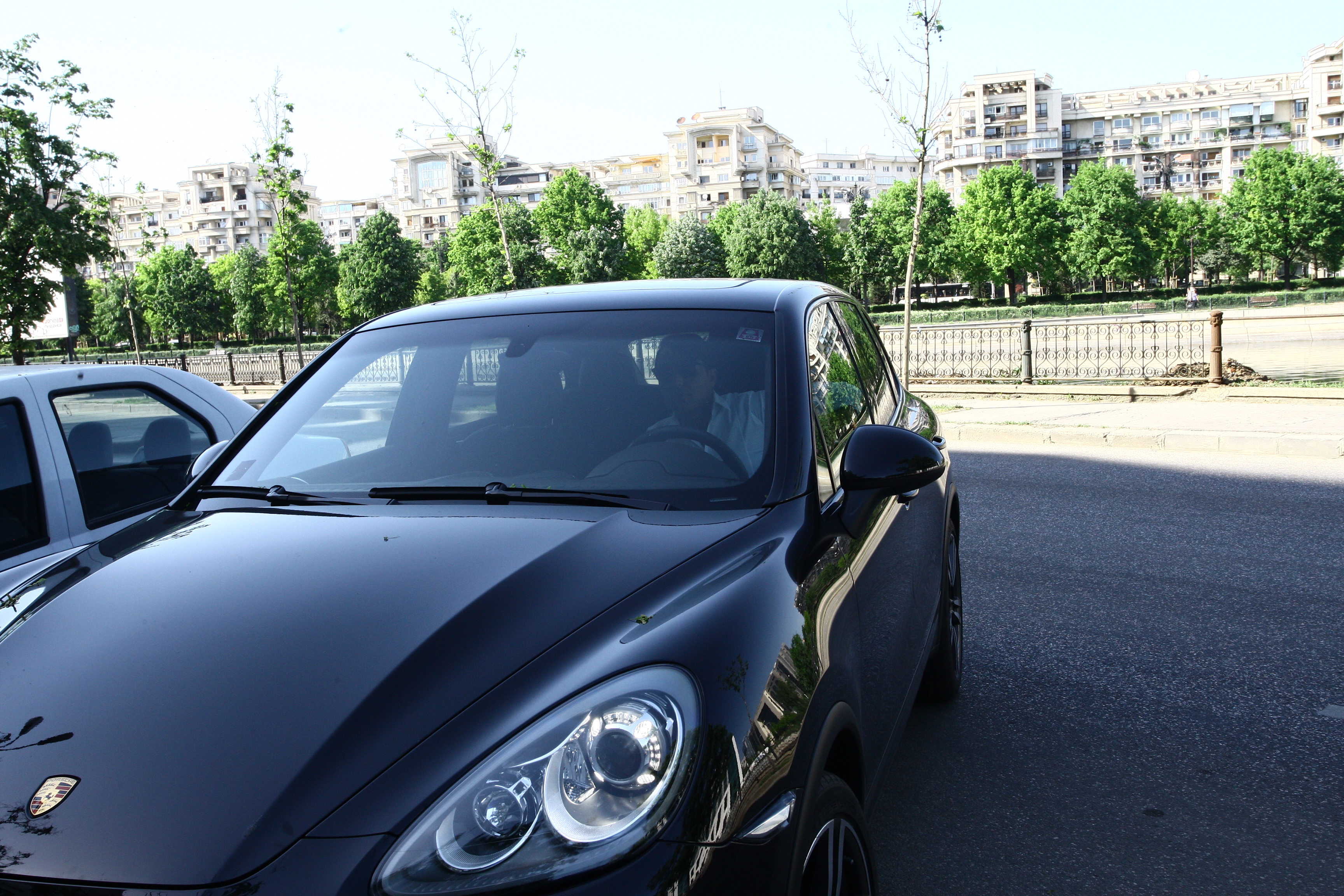 Grabit, Syda s-a urcat in bolidul sau si a plecat spre casa, unde se pregateste de primul sau Paste in familie