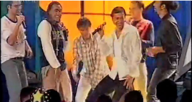 Alex avea codite si era imbracat sport