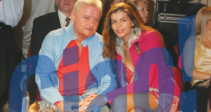 In 2005, Monica se imbraca in haine cu mult sclipici, decoltate, extrem de ieftine si nu se asorta niciodata, aratand mereu precum un pom de Craciun