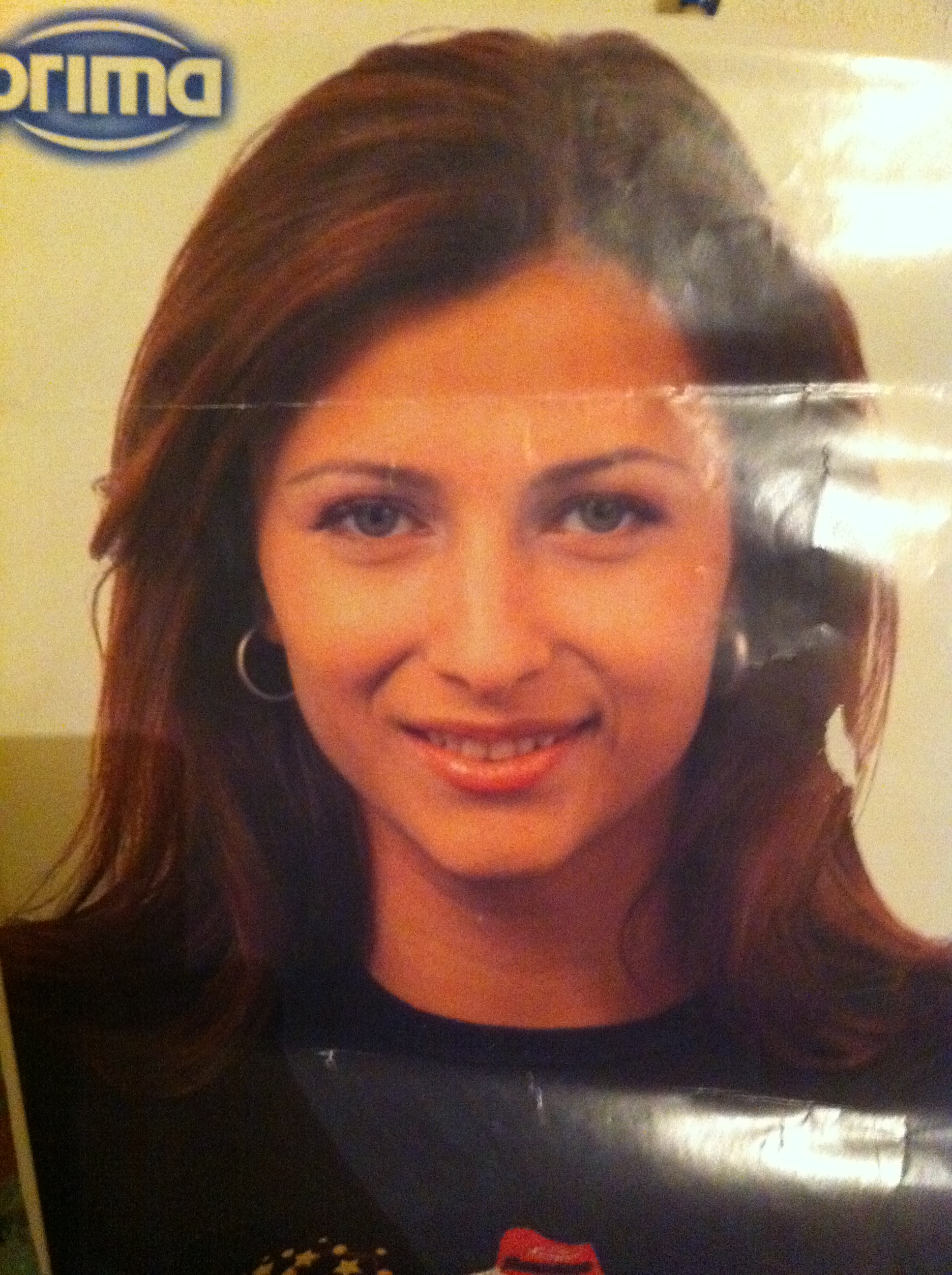 Cand era adolescenta, dar si cand a pasit prima data pe scena, Lora era bruneta