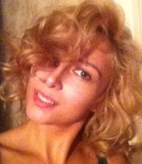 Dupa ce a renuntat la brunet, Lora s-a vopsit blonda si s-a tuns scurt