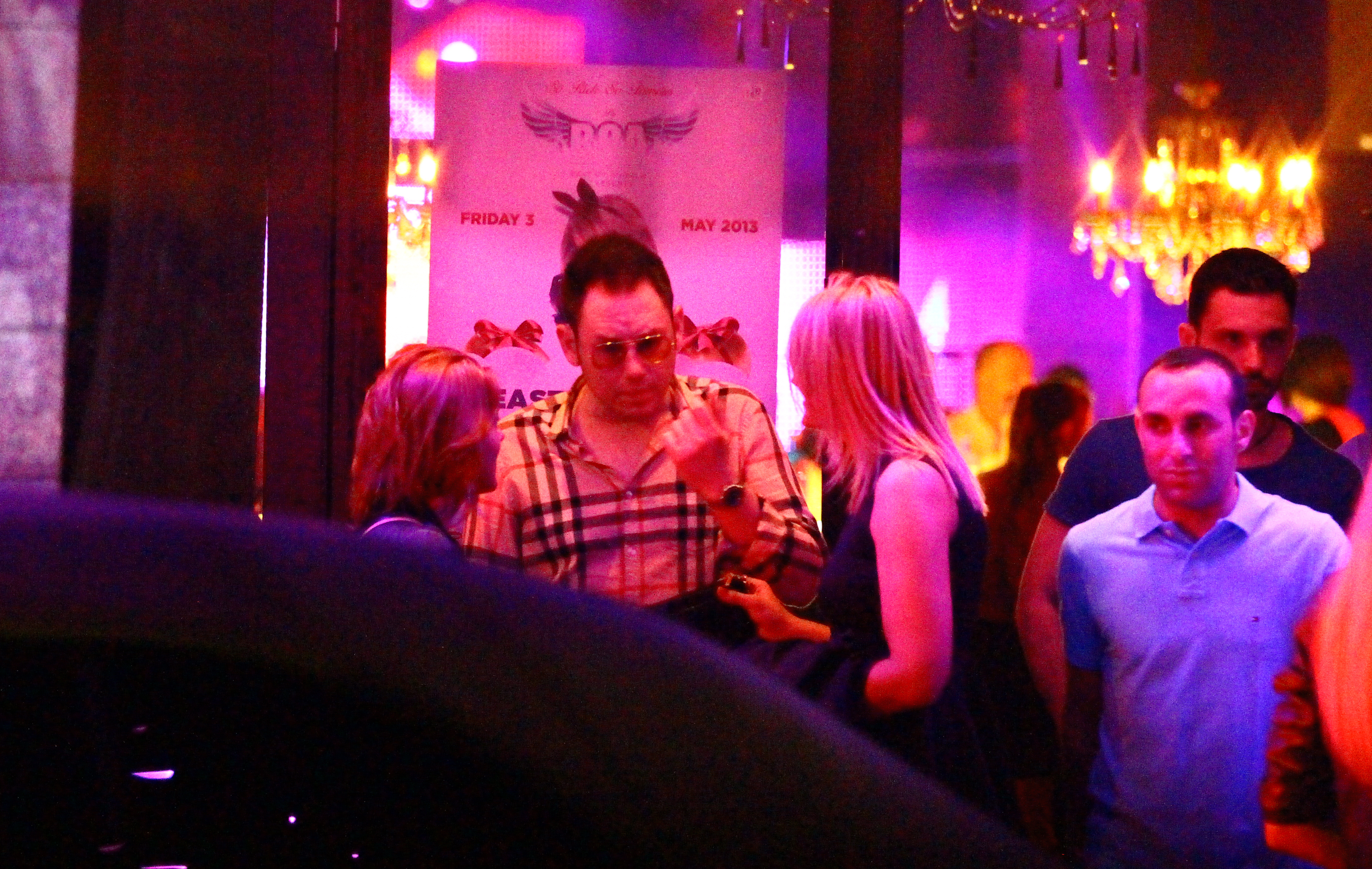 Versace a plecat cu doua blonde din club