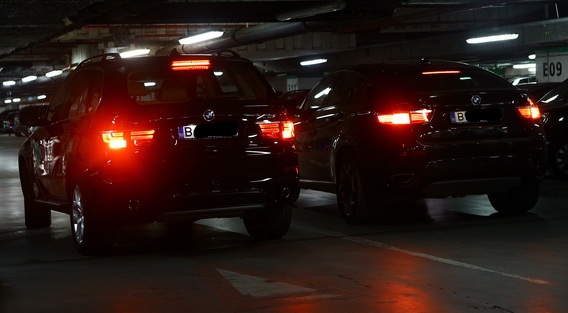 Ilie Nastase si Brigitte Sfat au venit la mall cu masini diferite. Inainte de plecare cei doi au mai vorbit, de la geamul bolizilor