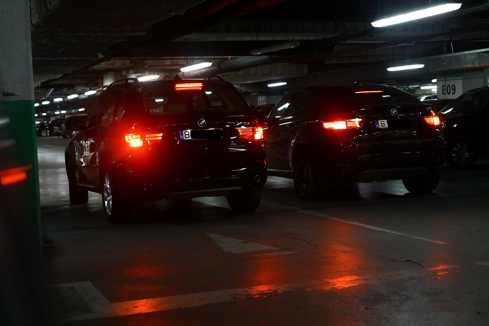 Ilie Nastase si Brigitte Sfat au venit la mall cu masini diferite. Inainte de plecare cei doi au mai vorbit, de la geamul bolizilor