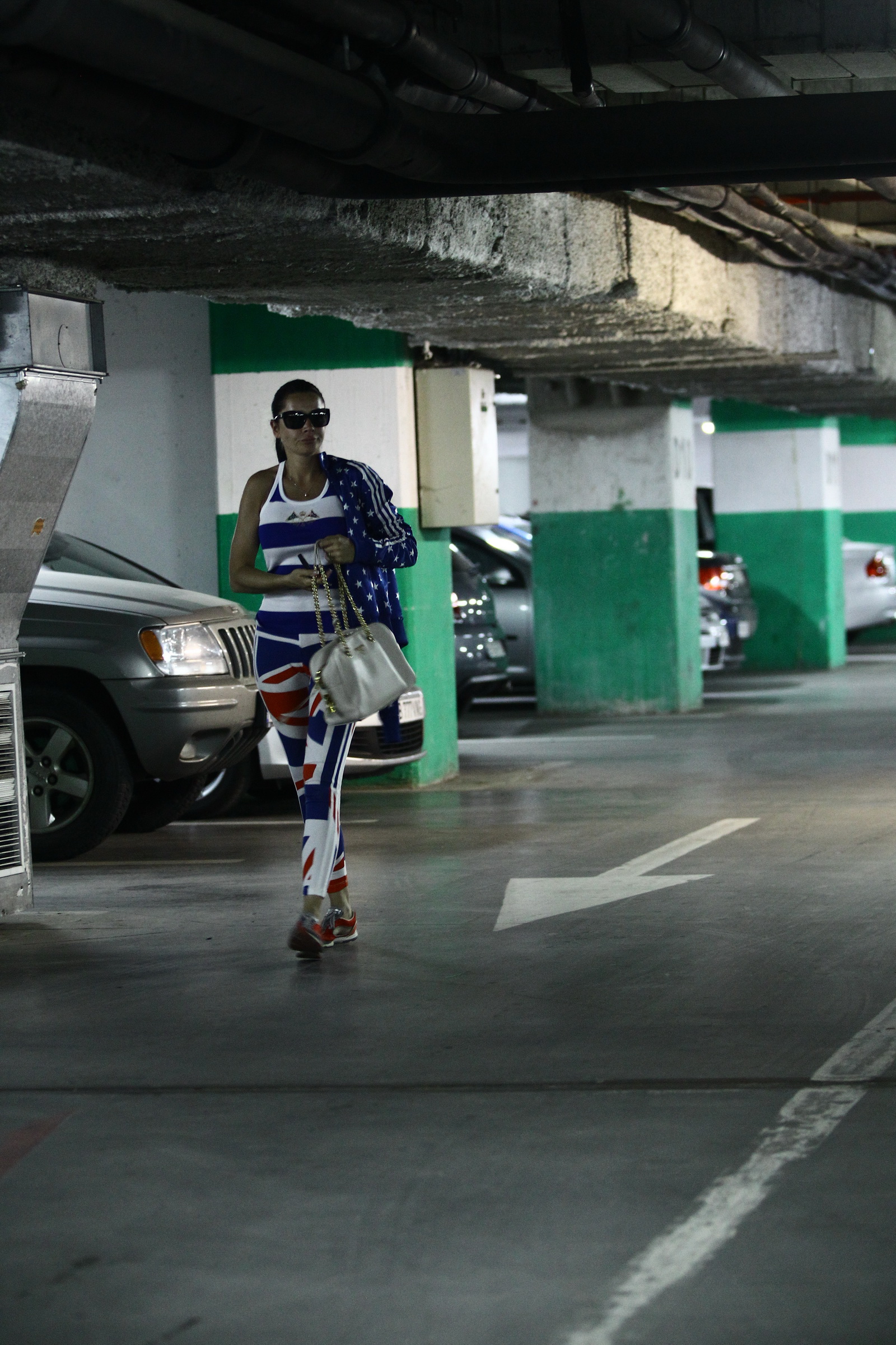 Brigitte a intrat singura in mall