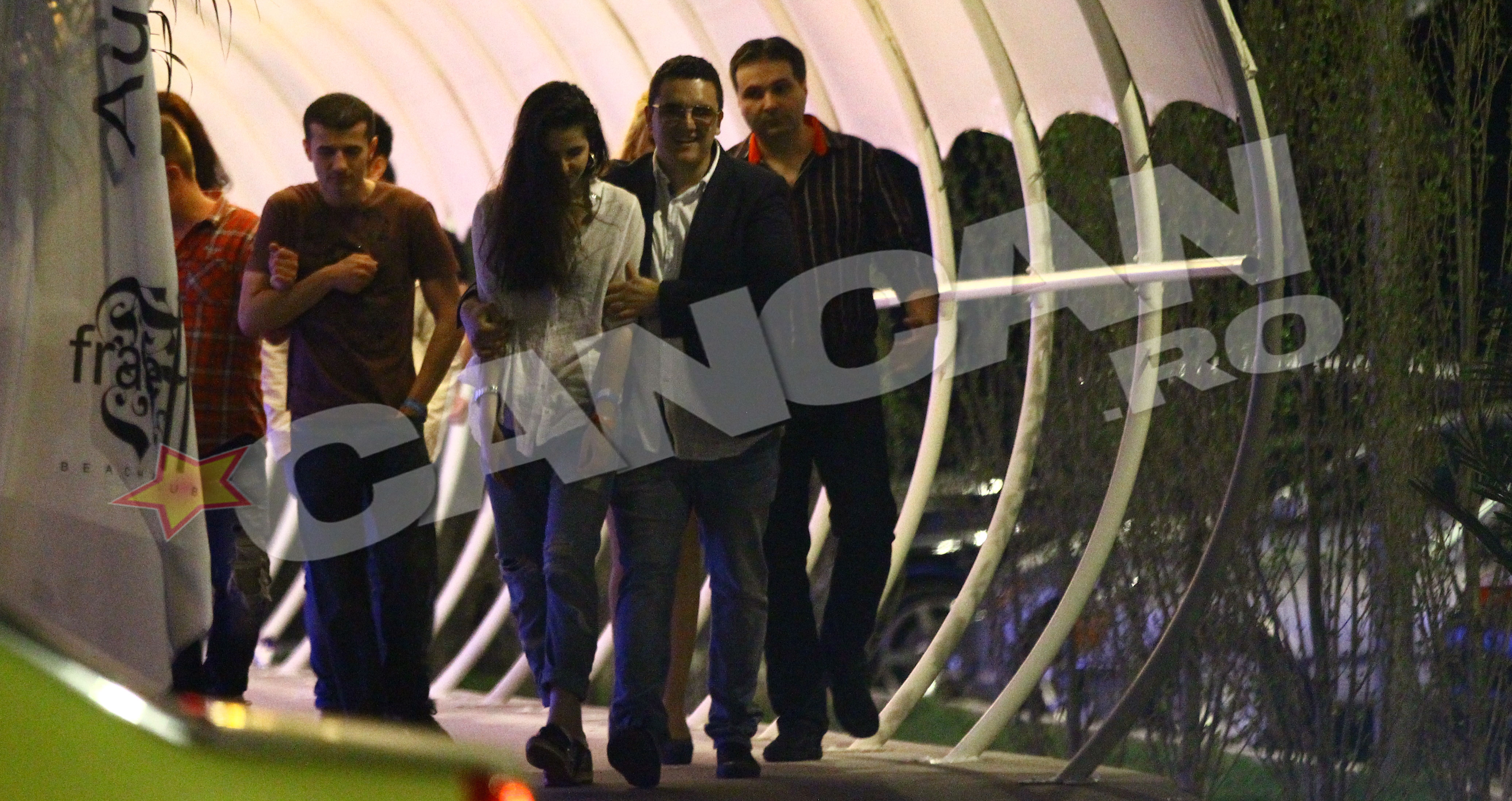 Lucian a scos-o pe Maria din club, avand grija sa o sprijine