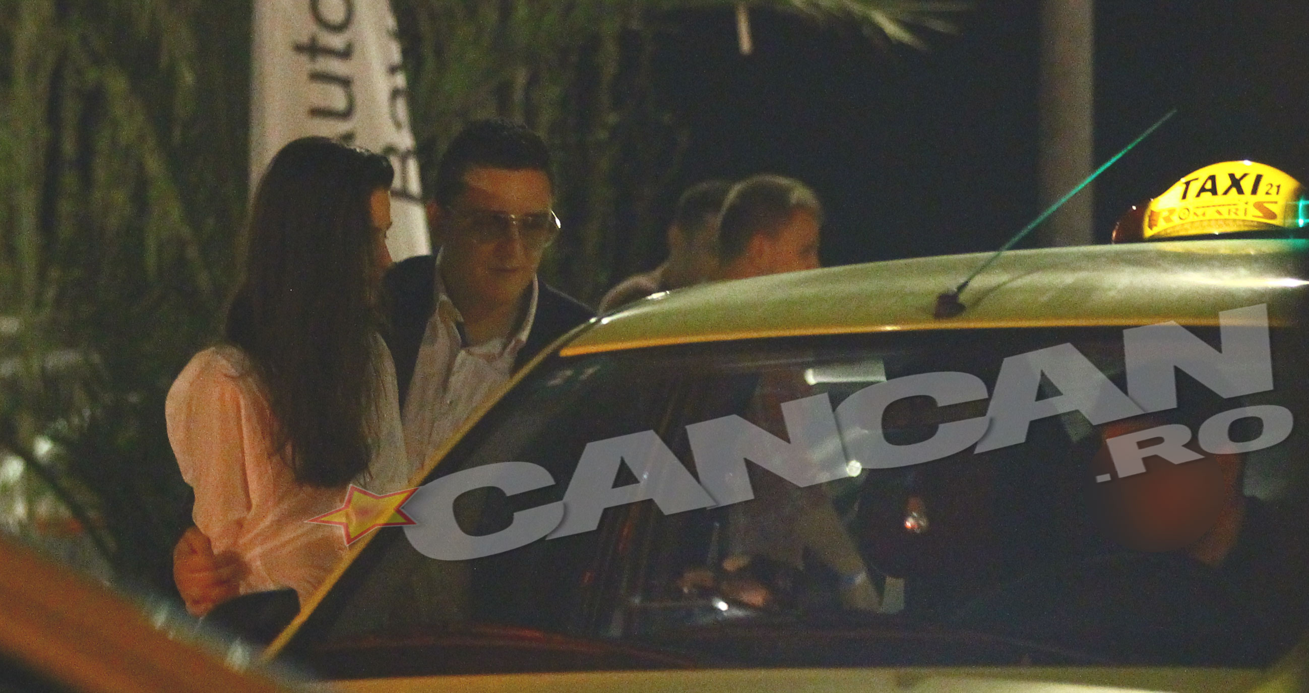 Fostul iubit al Innei a urcat-o pana si pe bancheta din spate a taxiului, in vreme ce Maria nu parea ca vrea sa plece