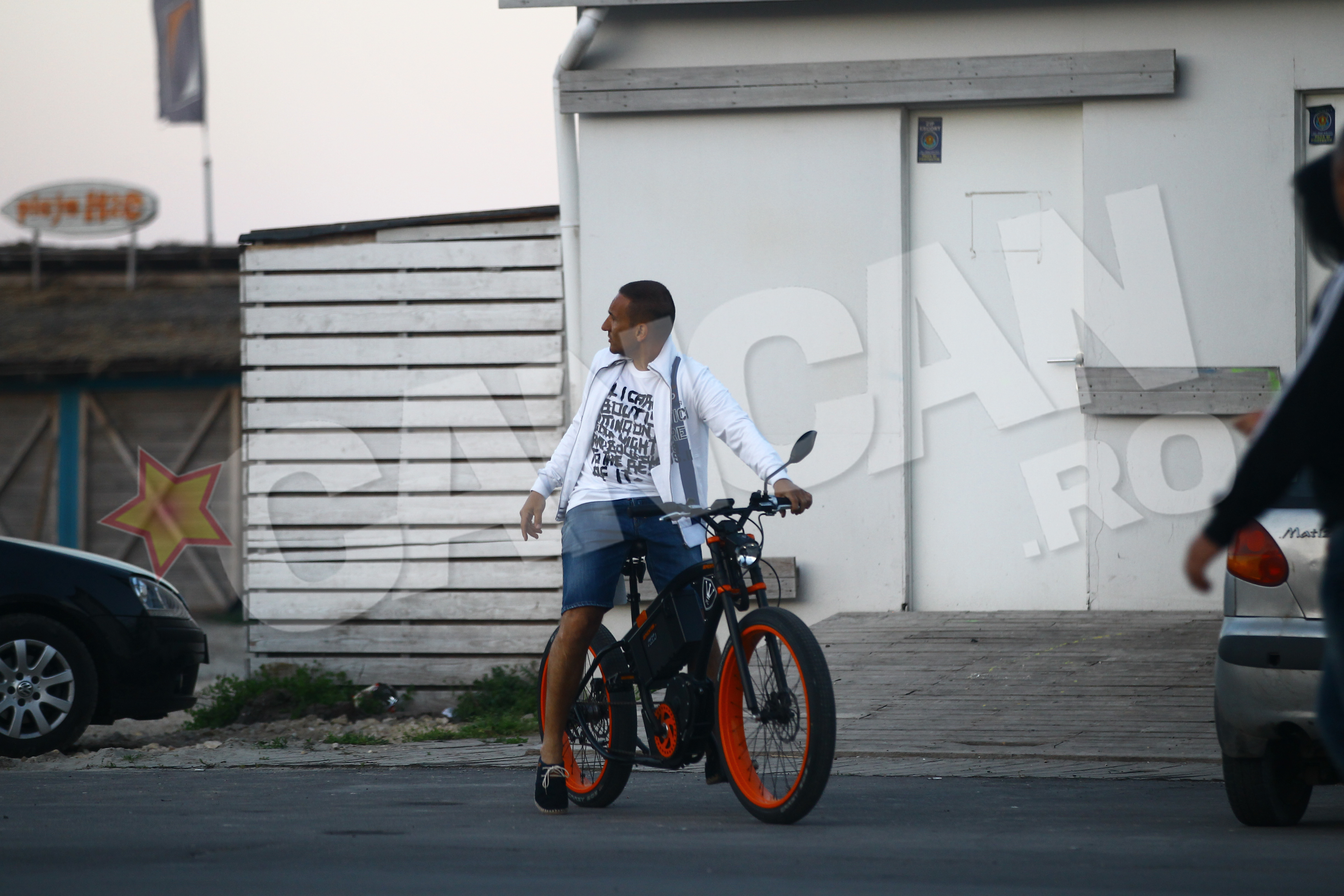 Dan Tatoiu este mandru de bicicleta sa