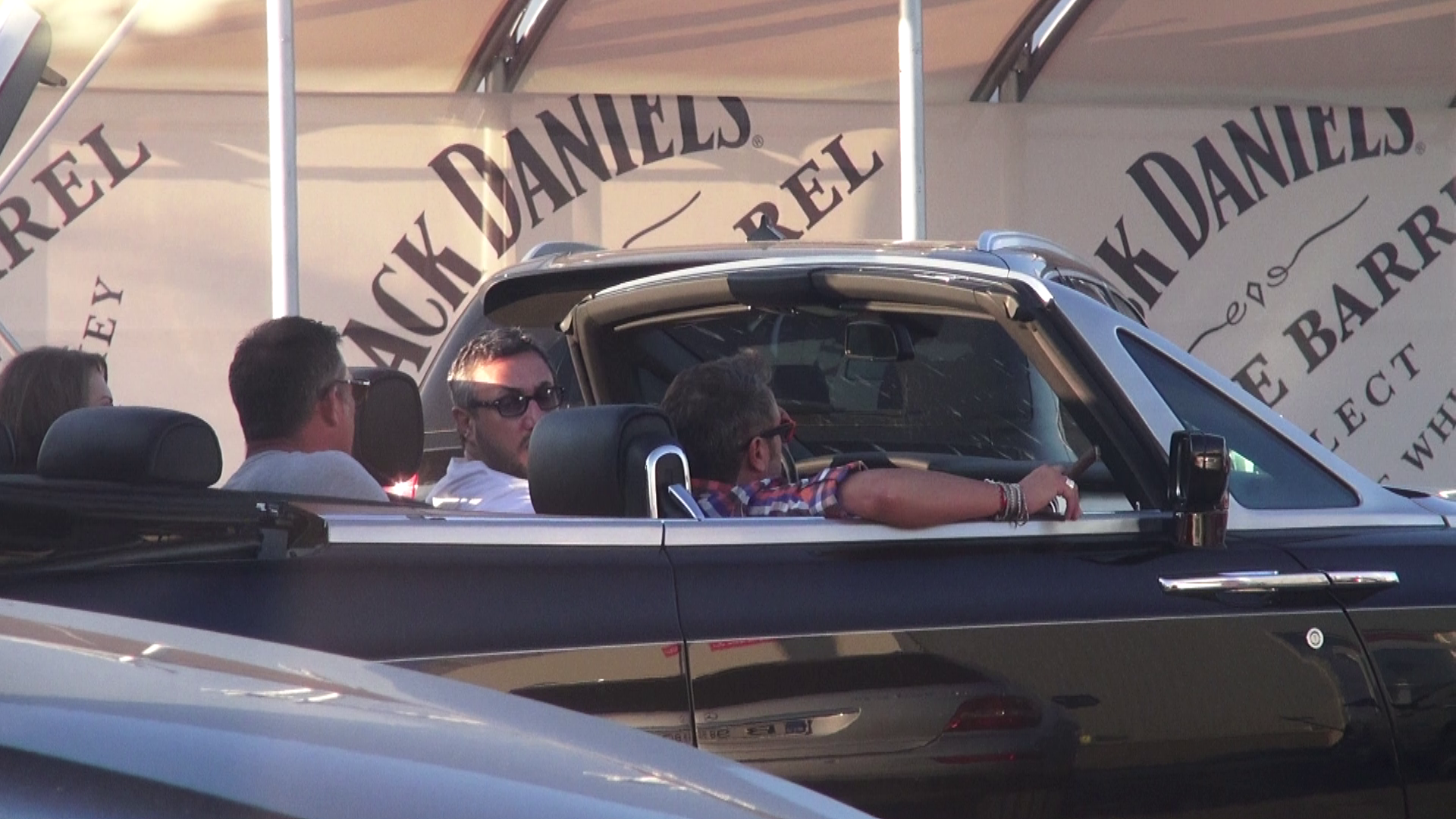 Socrul Antoniei a parcat Rolls-ul decapotabil la intrarea in club, unde a fost admirat de toti trecatorii