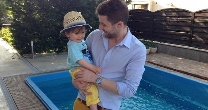 Adi face tot posibilul pentru a petrece cat mai mult timp alaturi de fiul sau