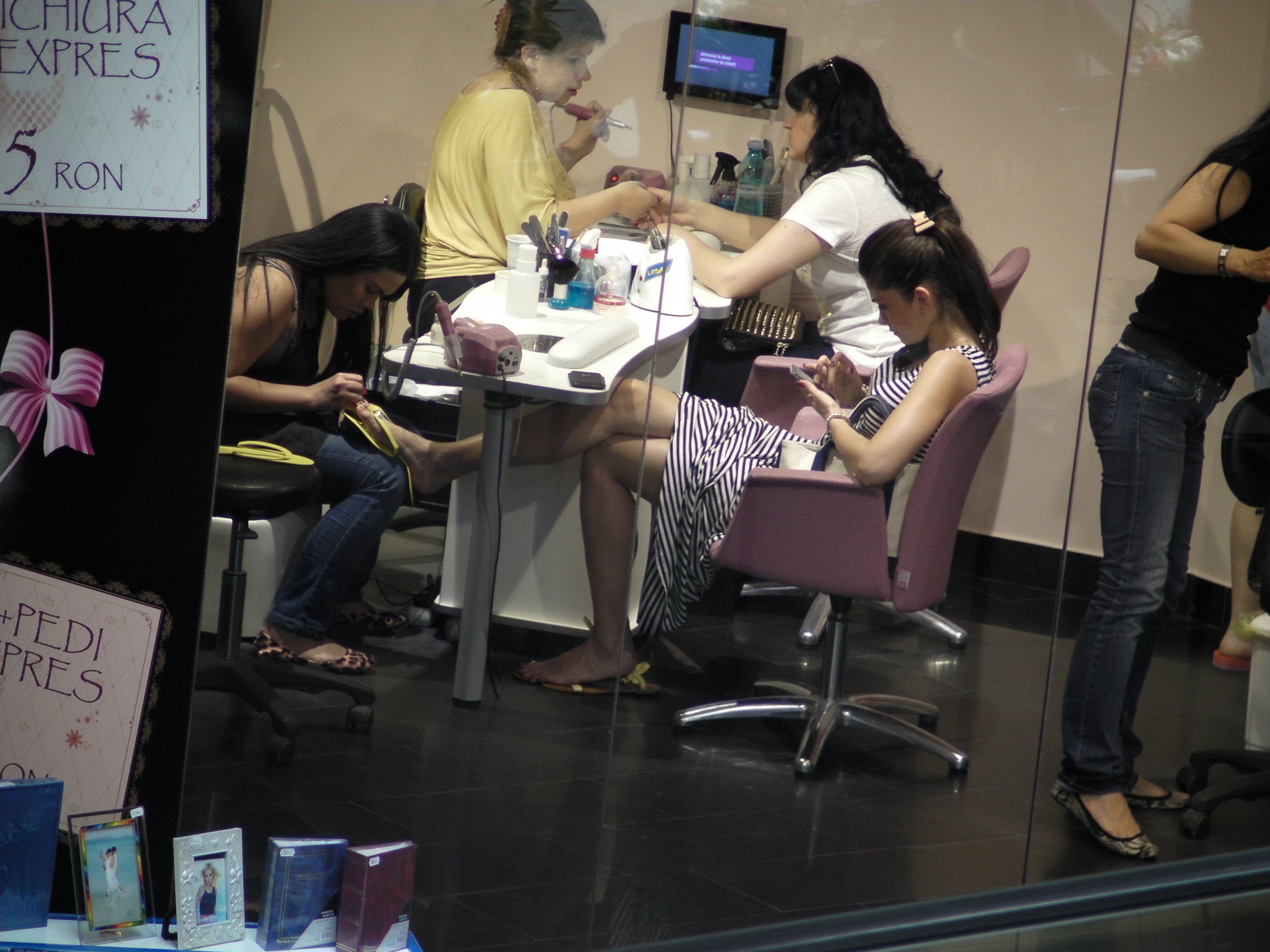 In timp ce pedichiurista se ocupa de picioarele sale, Alina trimite sms-uri extrem de nervoasa