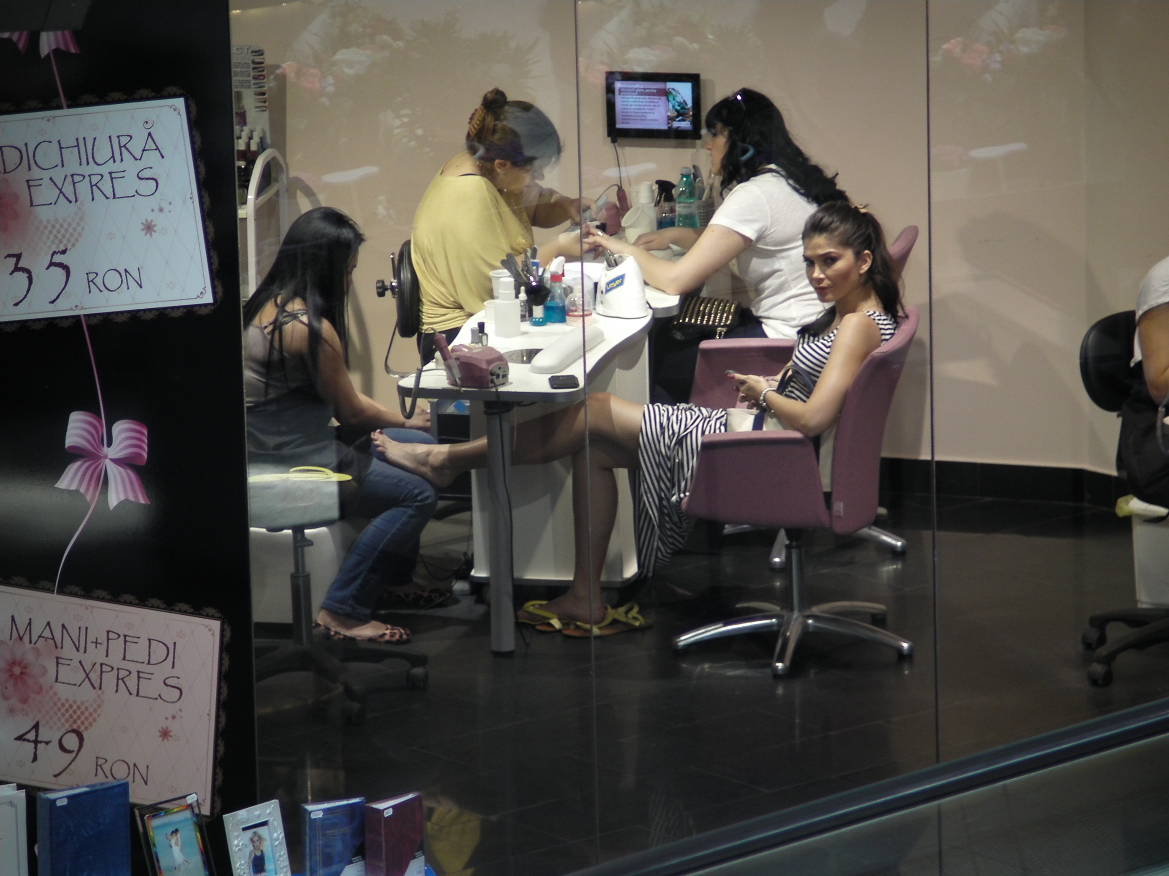 Fostul model s-a uitat tot timpul in jurul sau, temandu-se probabil sa nu fie fotografiata in acele ipostaze