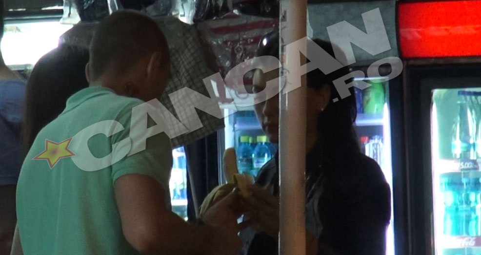 Burlacul a vrut sa ii dea un pic de energie domnisoarei, inainte de a merge la club, si i-a luat o banana