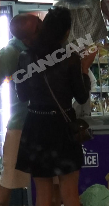 Dupa ce i-a decojit banana, Vladimir a vrut sa isi ia si rasplata, un sarut