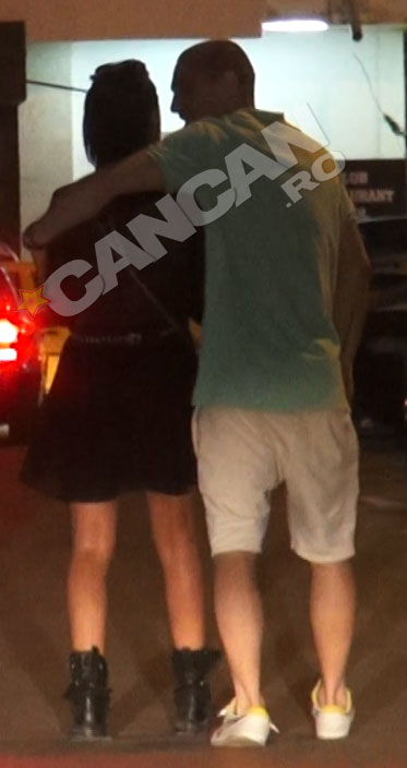 Chiar daca fata nu parea sa ii raspunda avansurilor, ea nu a dat semne nici ca e deranjata de insistentele lui Vladimir