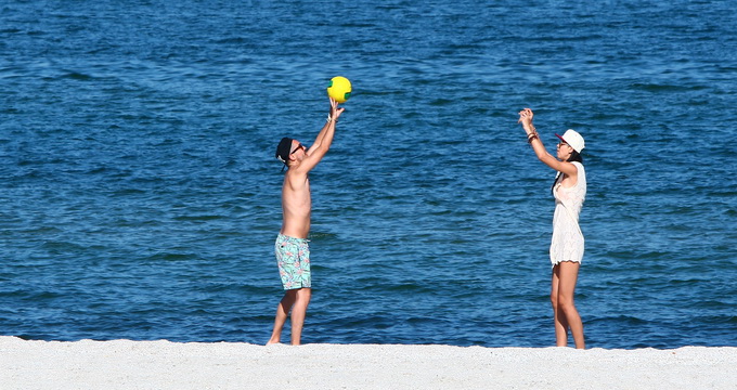 Skizzo Skillz joaca volei cu iubita sa