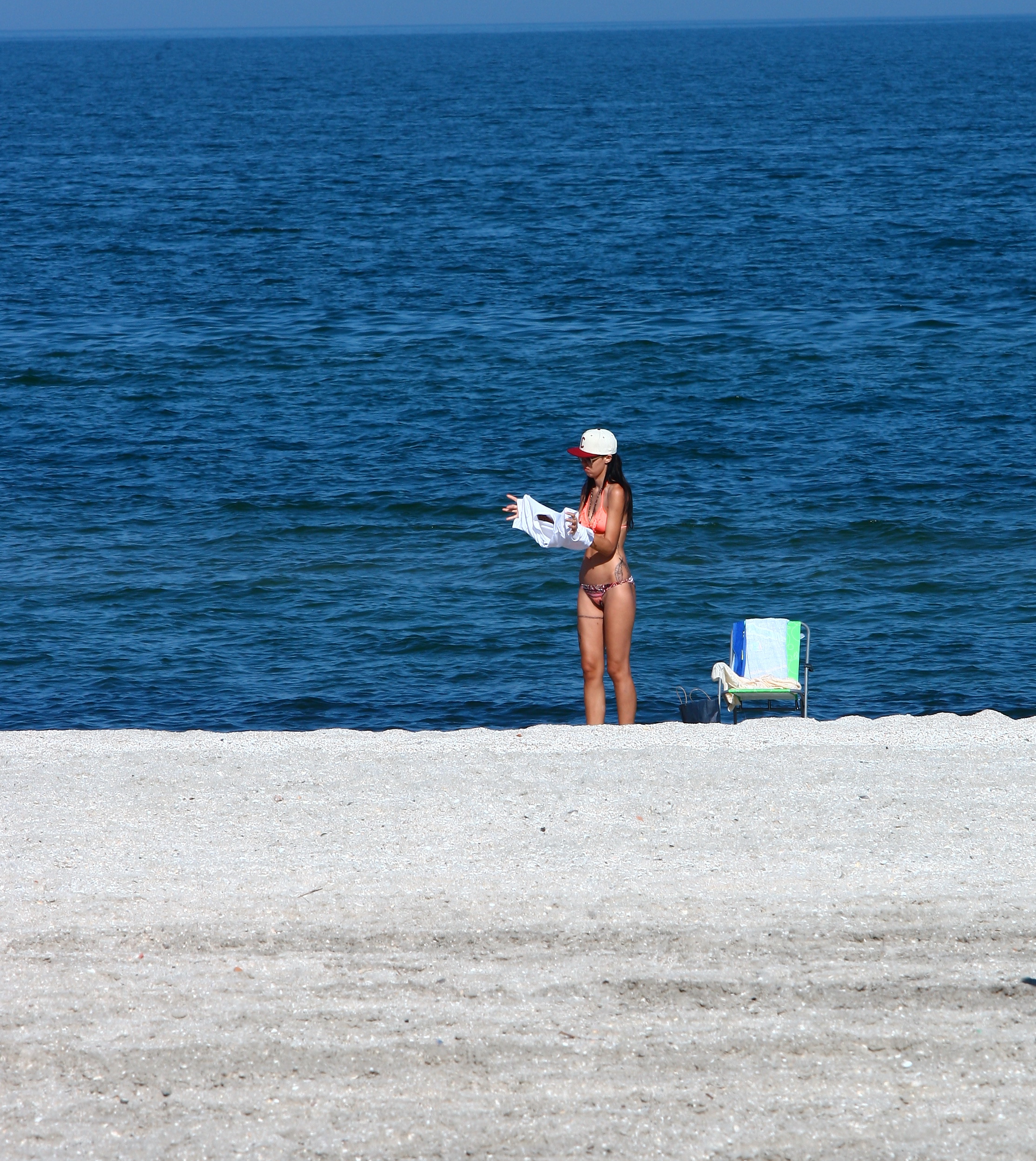 Iubita artistului s-a simtit bine la malul marii