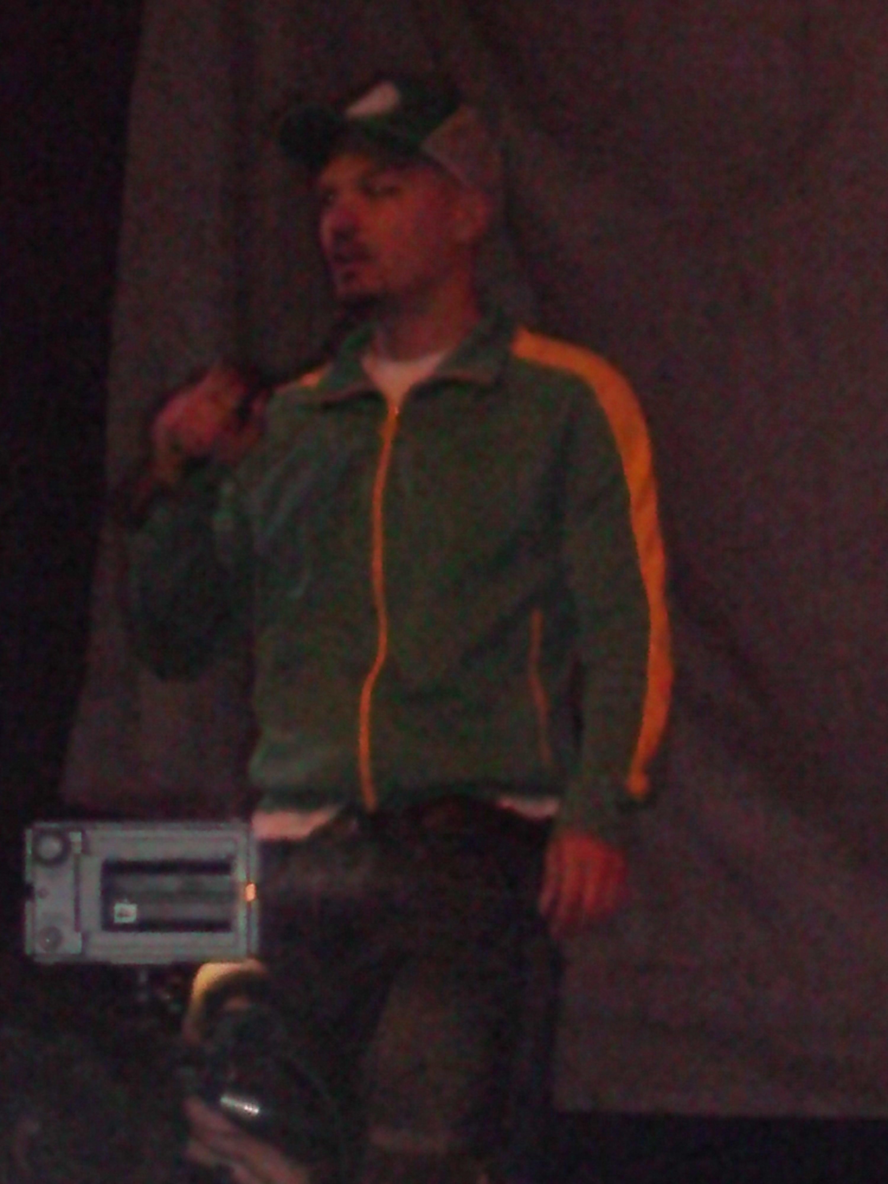 Puya, care a venit ceva mai pregatit pentru frigul de afara, a sarit in ajutorul colegei lui, acoperind-o, spre disperarea privitorilor