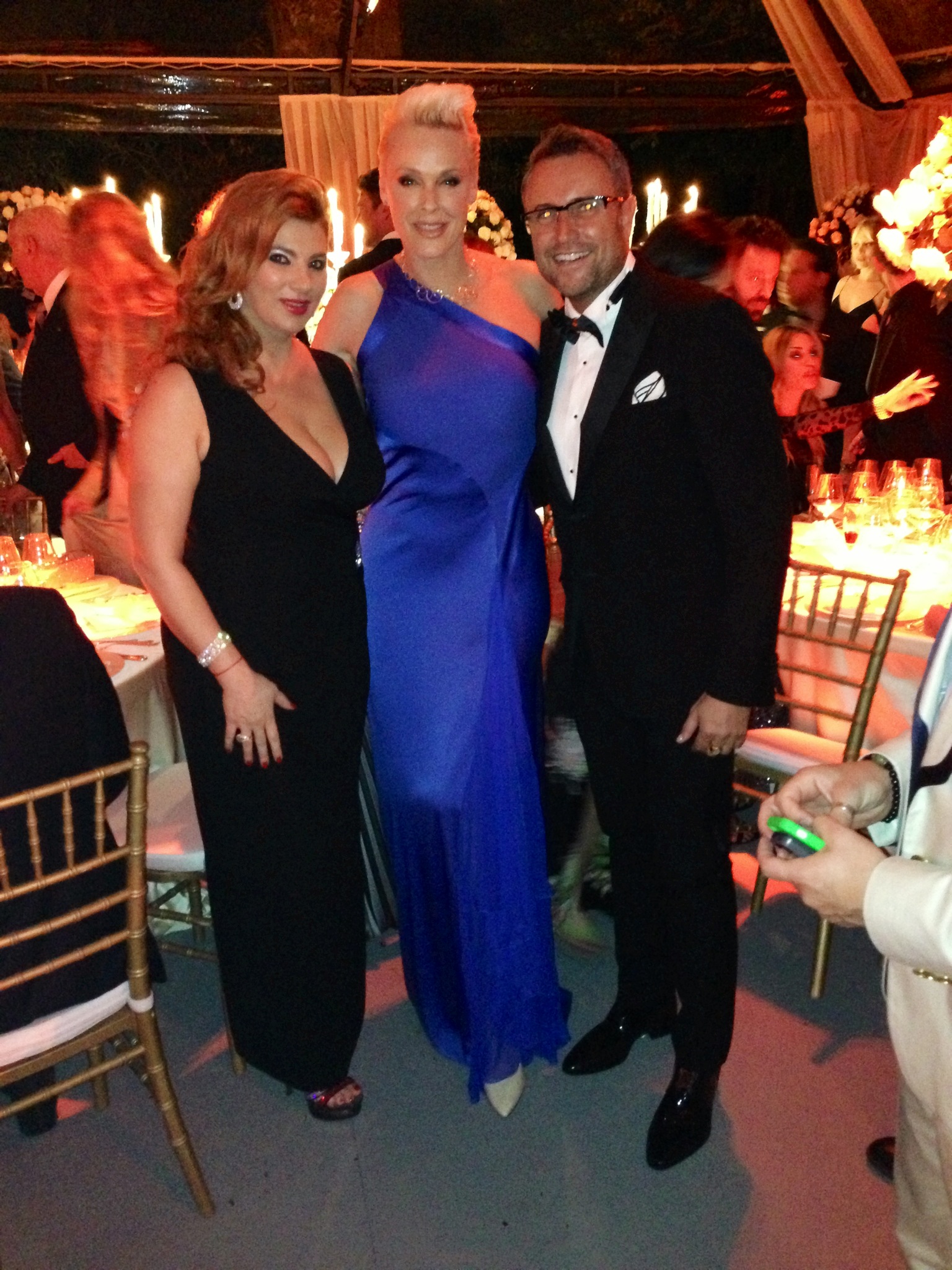 Catalin Botezatu s-a lasat fotografiat frecvent in compania Mihalei Borcea, probabil pentru a distrage atentia de la apropierea dintre el si Ramona Badescu