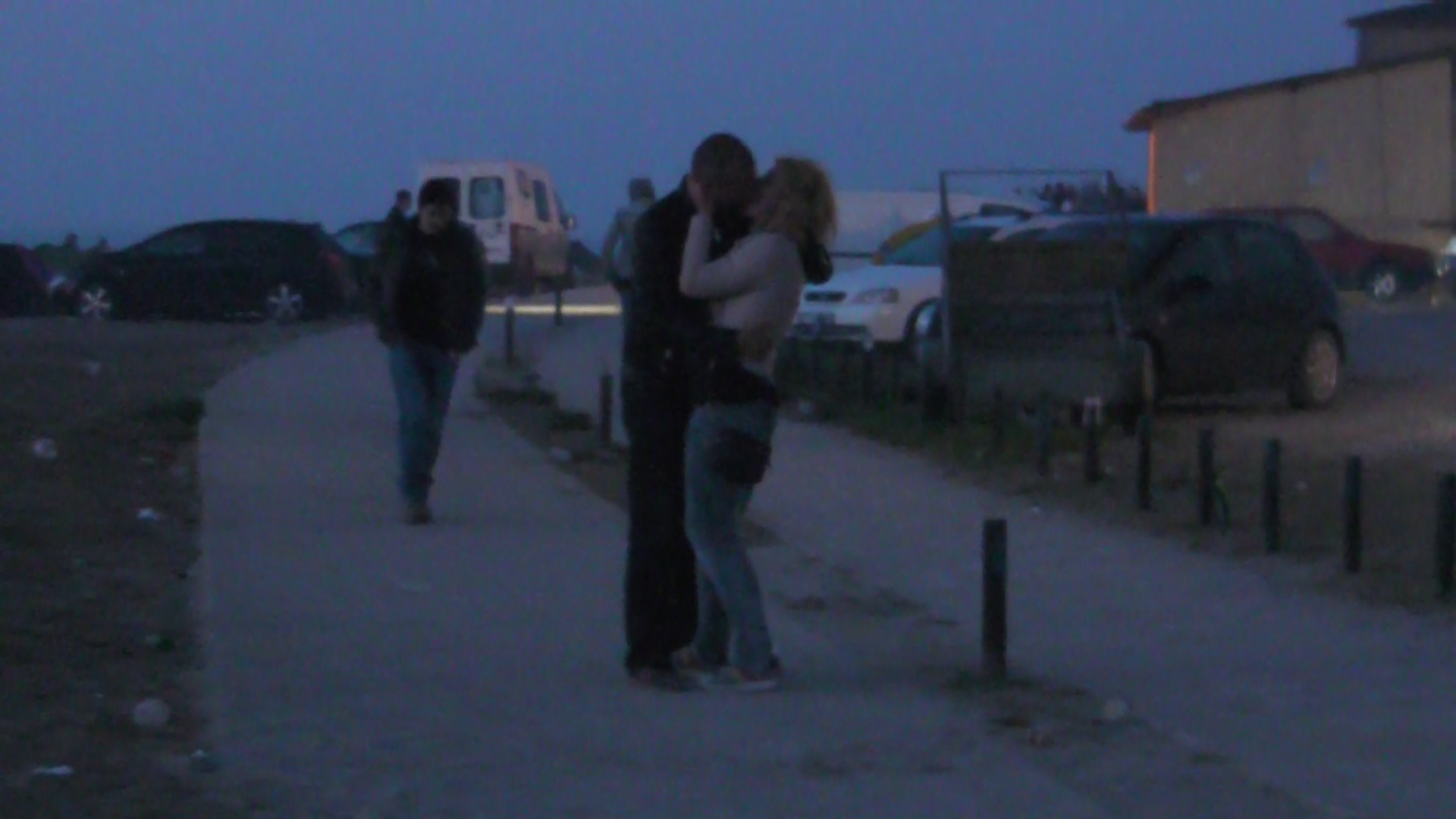 Artistul isi saruta partenera in mijlocul dumului