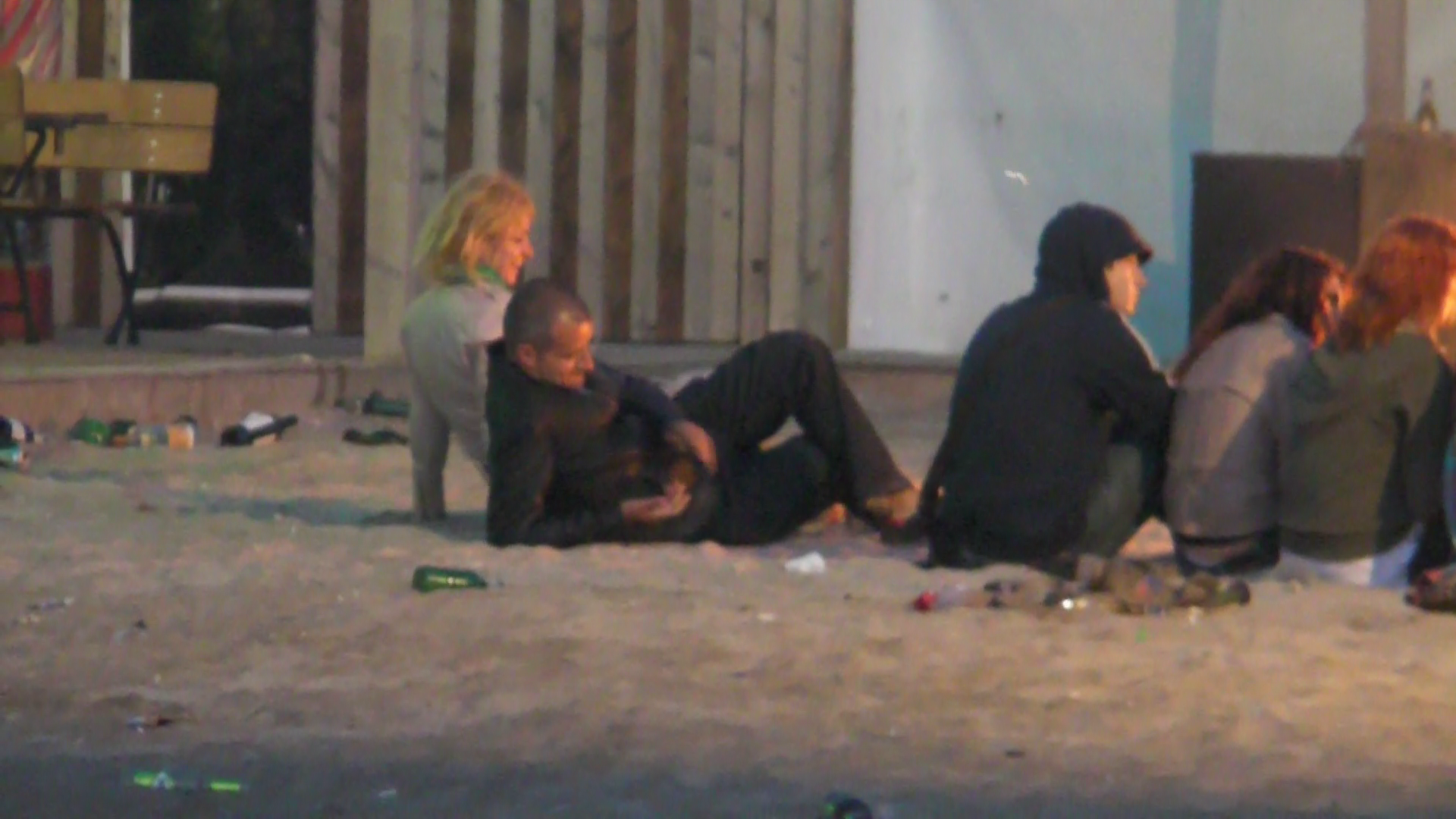 Cei doi s-au oprit in dreptul unui foc de tabara alaturi de alti prieteni